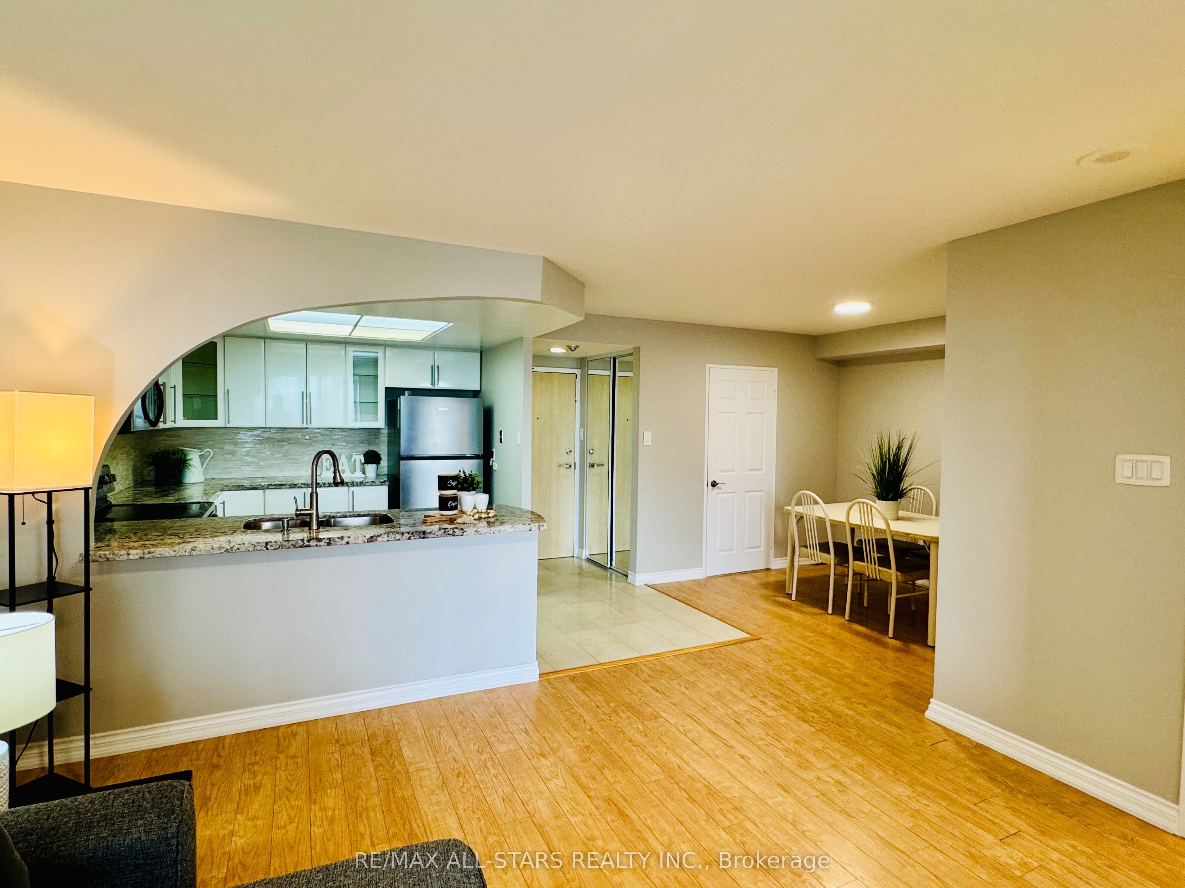 7601 Bathurst Street 402 Property Photo 2