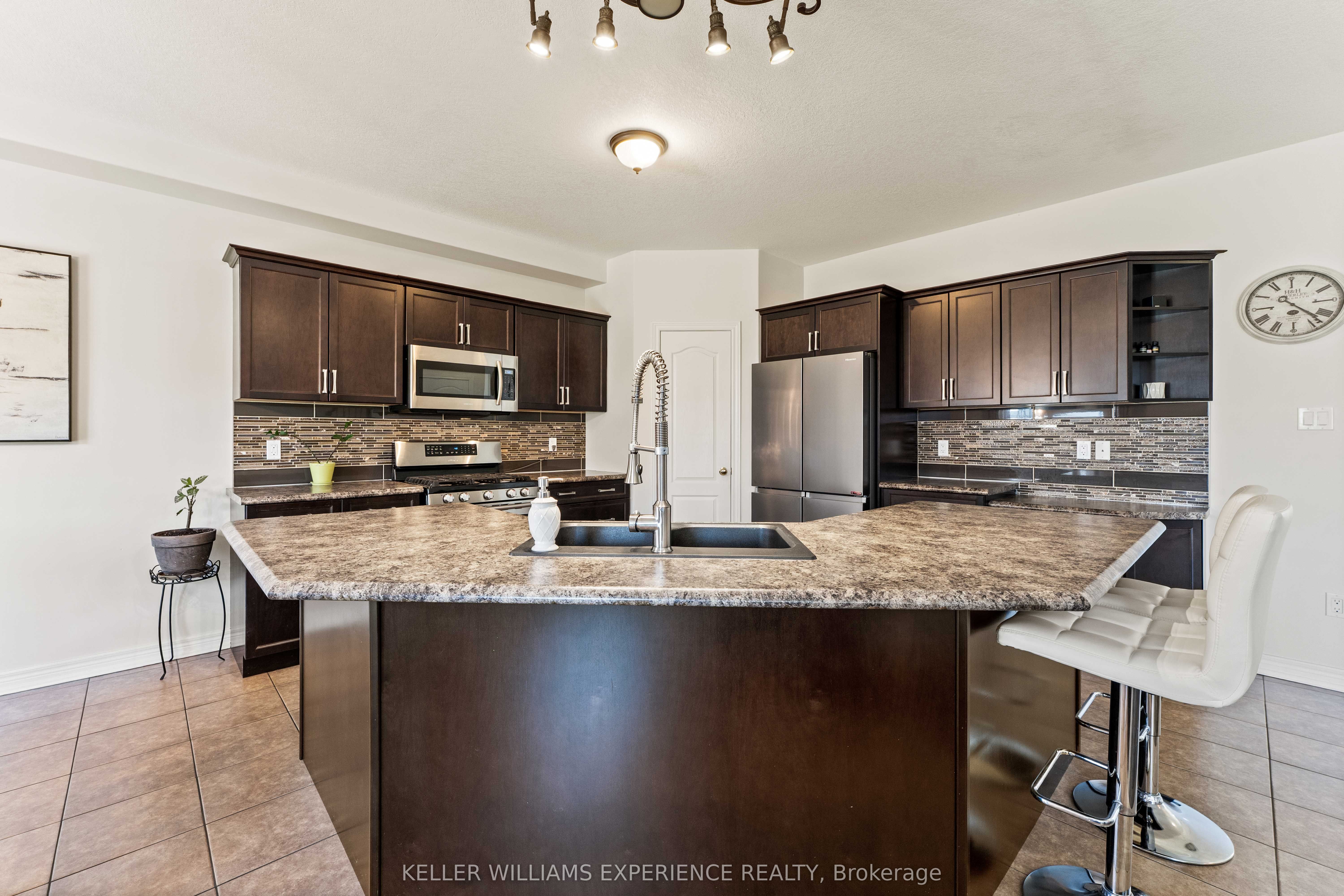 154 Arnold Crescent Property Photo 8