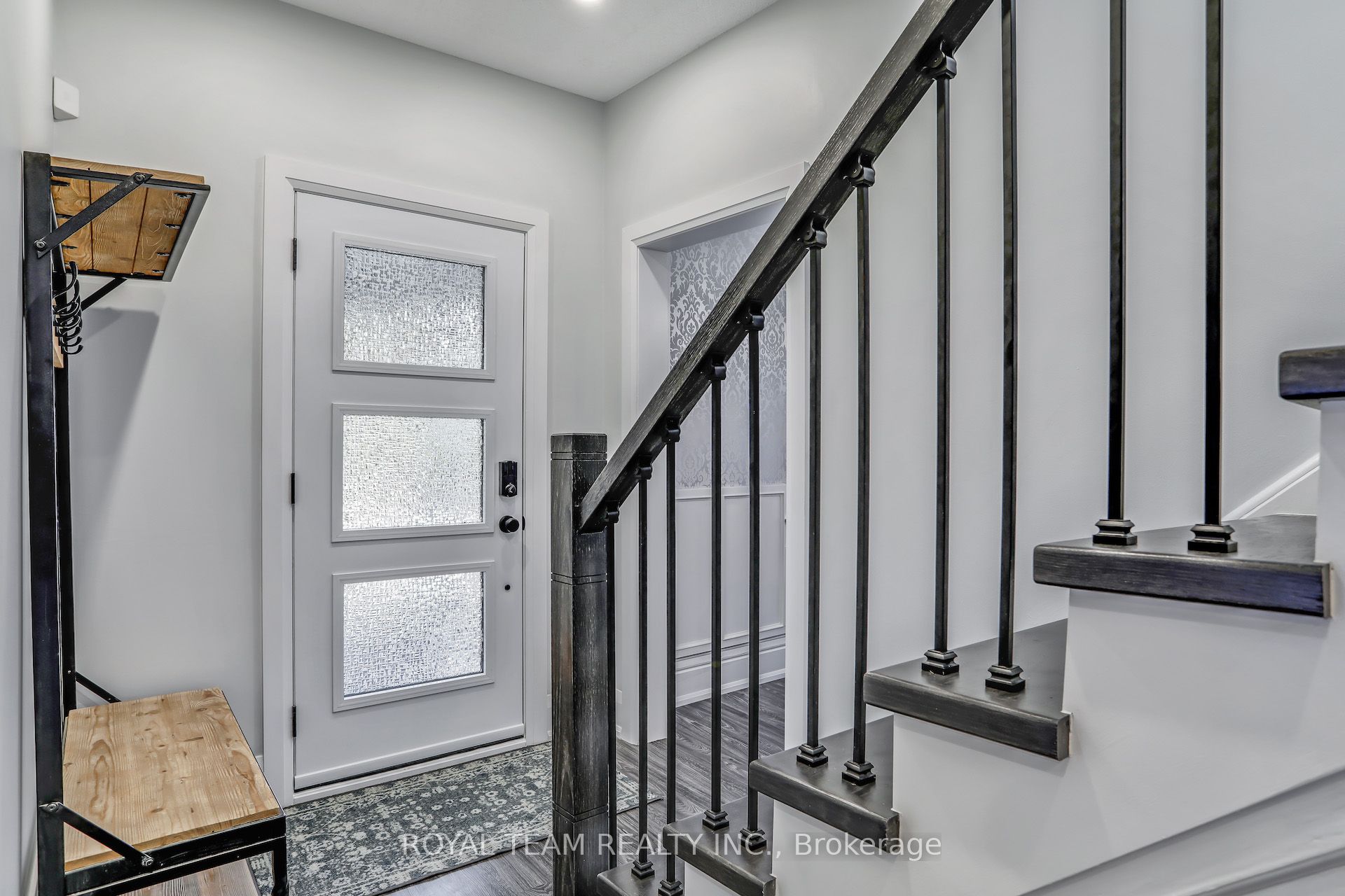 97 Centre Street E Property Photo 5