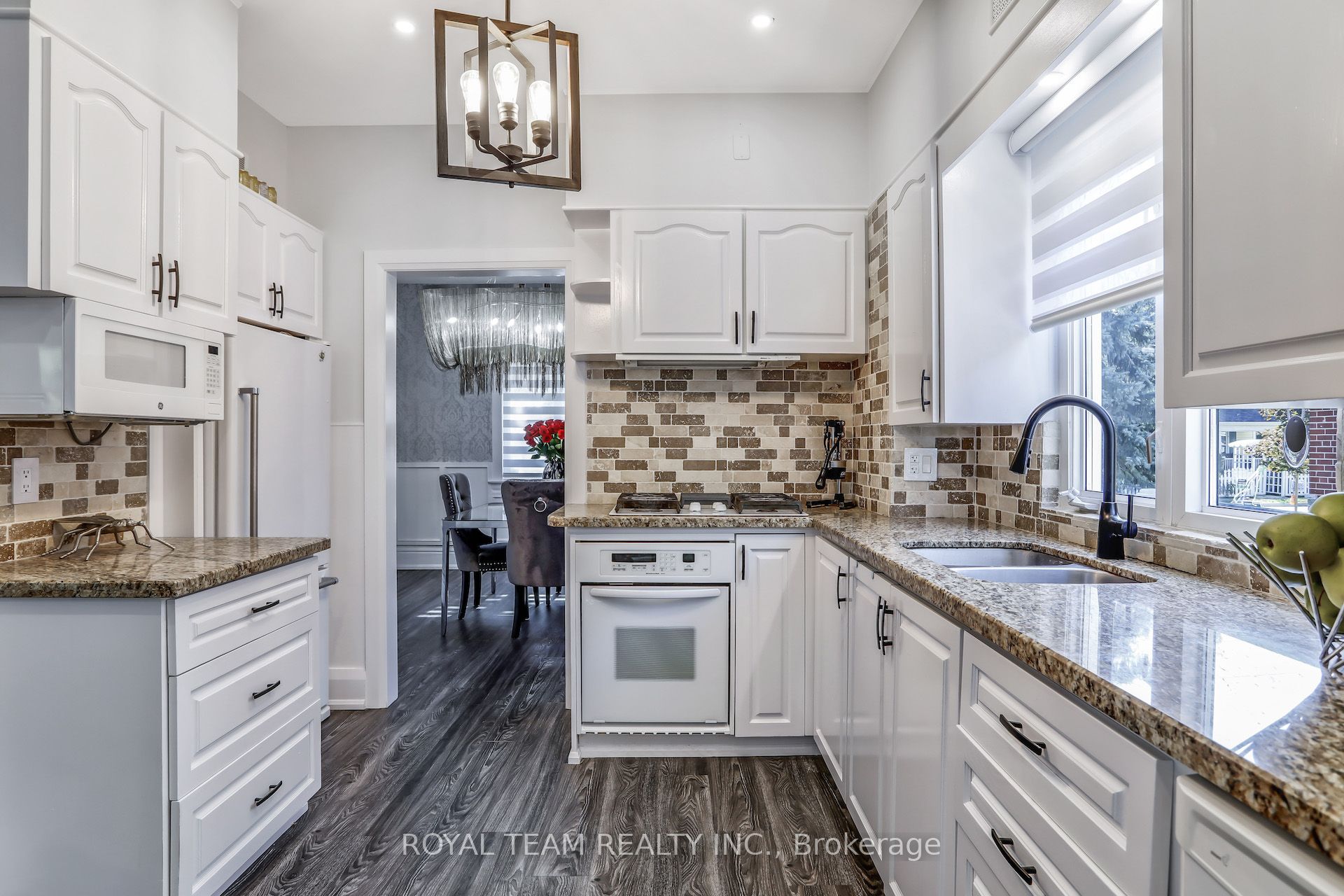 97 Centre Street E Property Photo 16