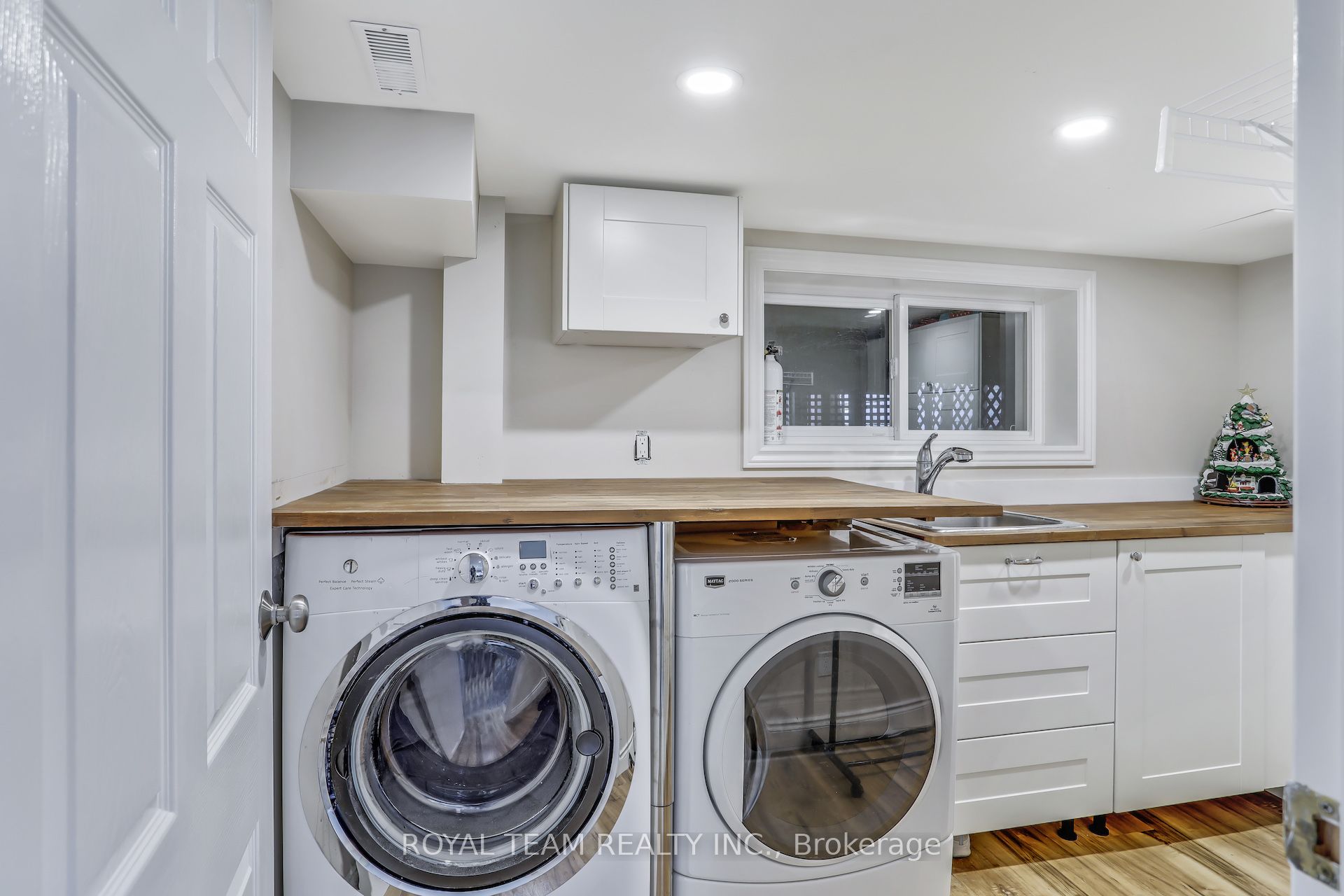 97 Centre Street E Property Photo 34