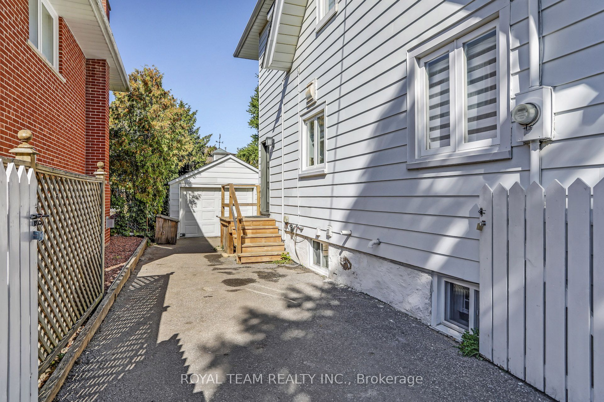 97 Centre Street E Property Photo 36