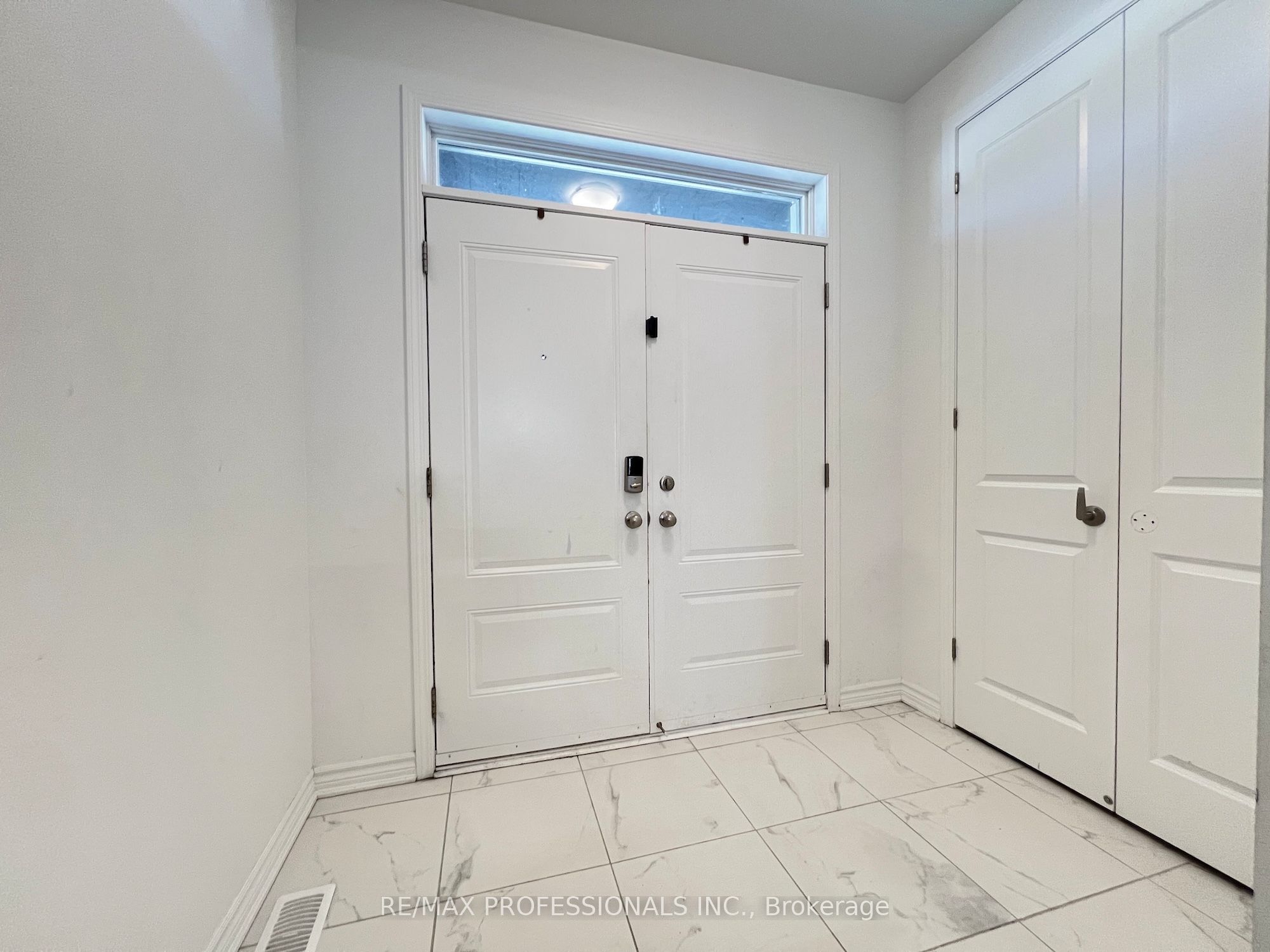 687 Lamb Street Property Photo 5