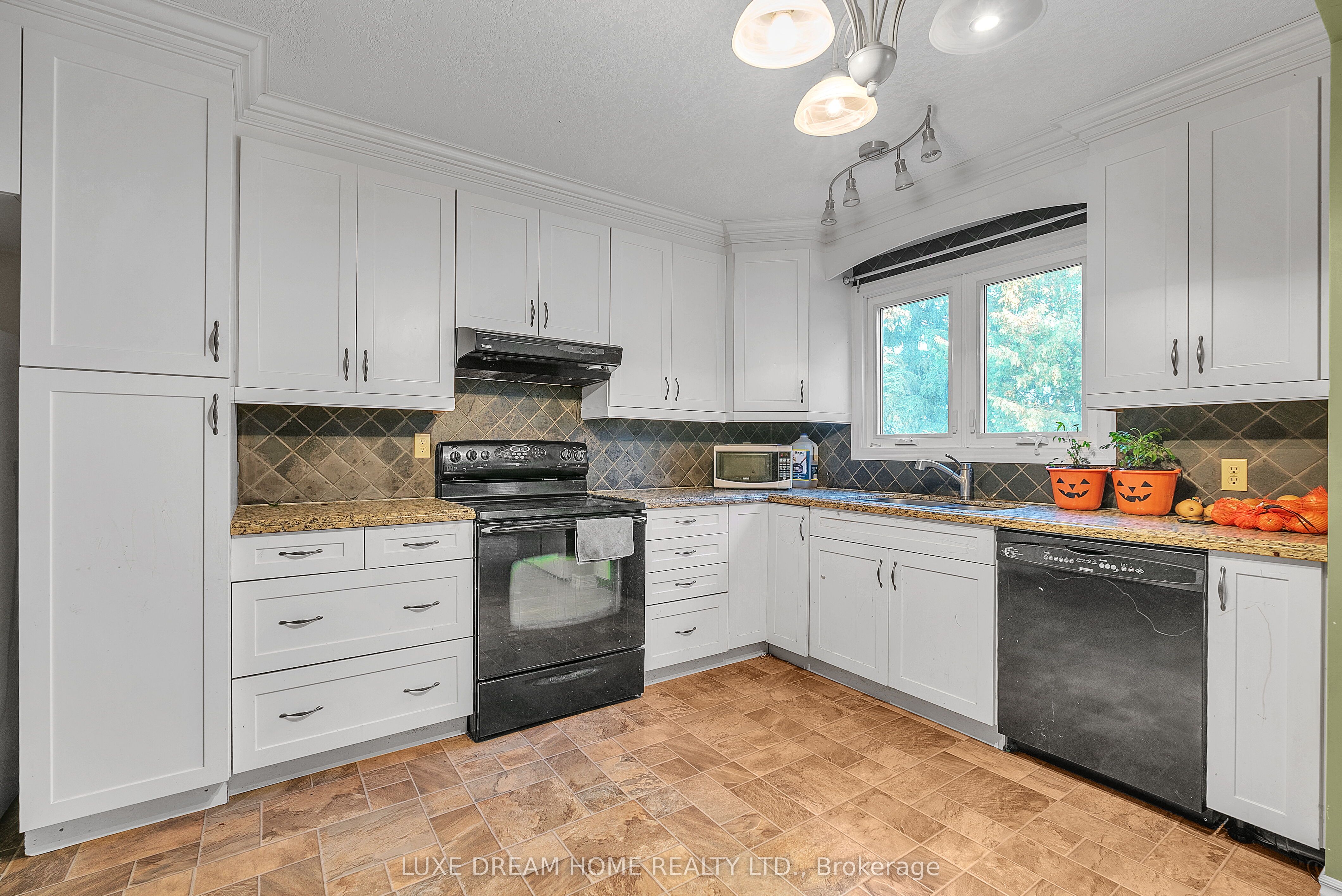 175 Albert Street Property Photo 3