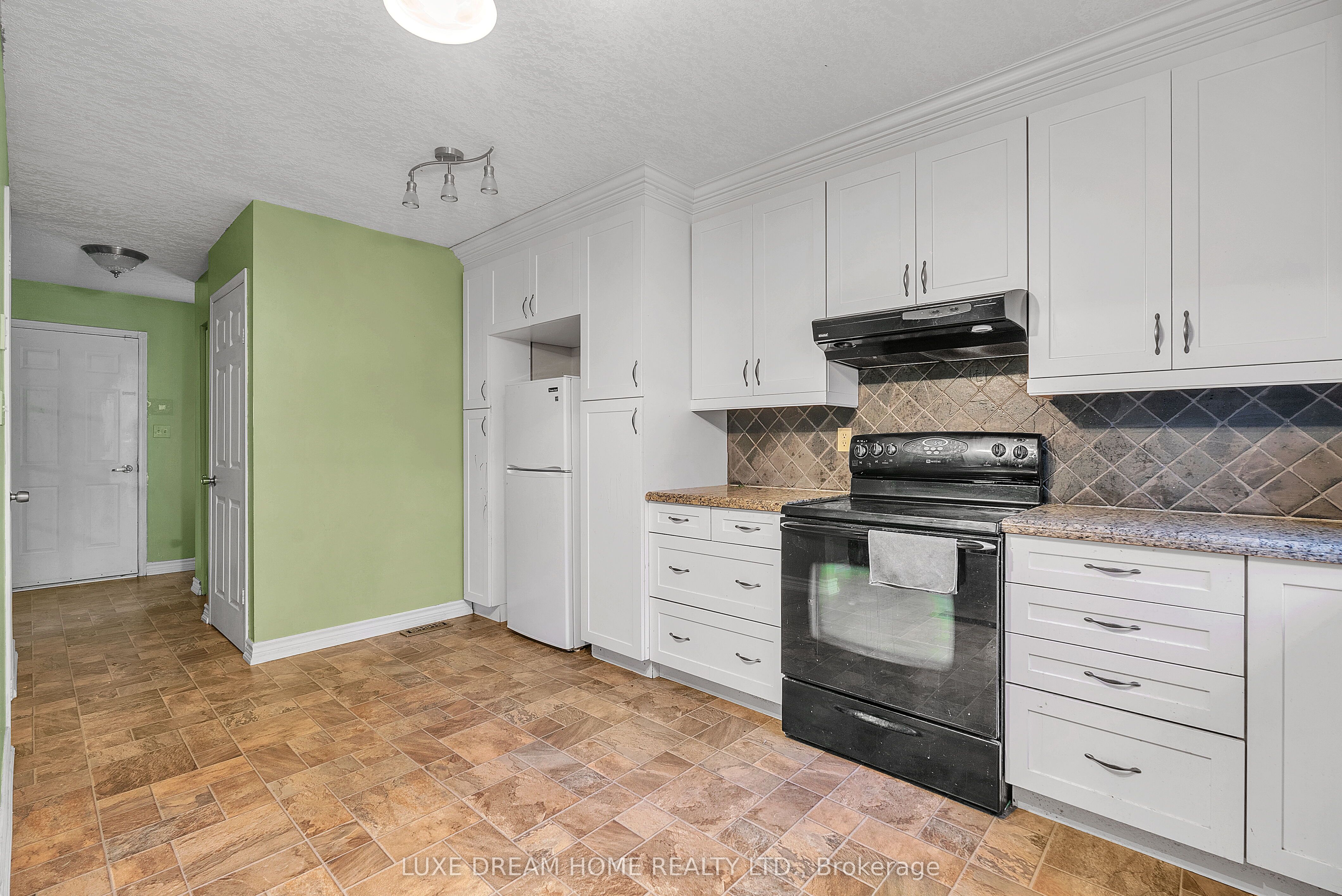 175 Albert Street Property Photo 4