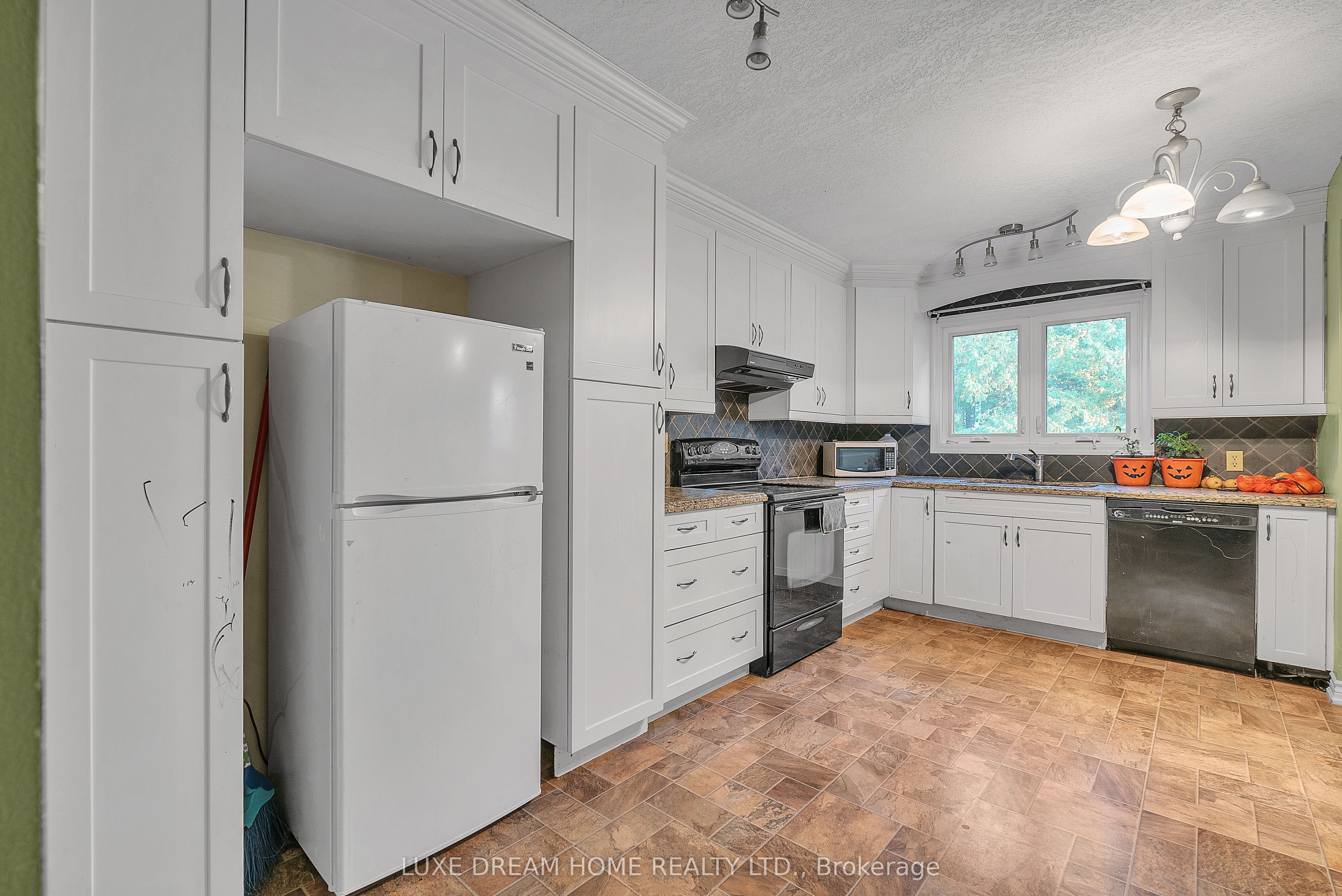 175 Albert Street Property Photo 30
