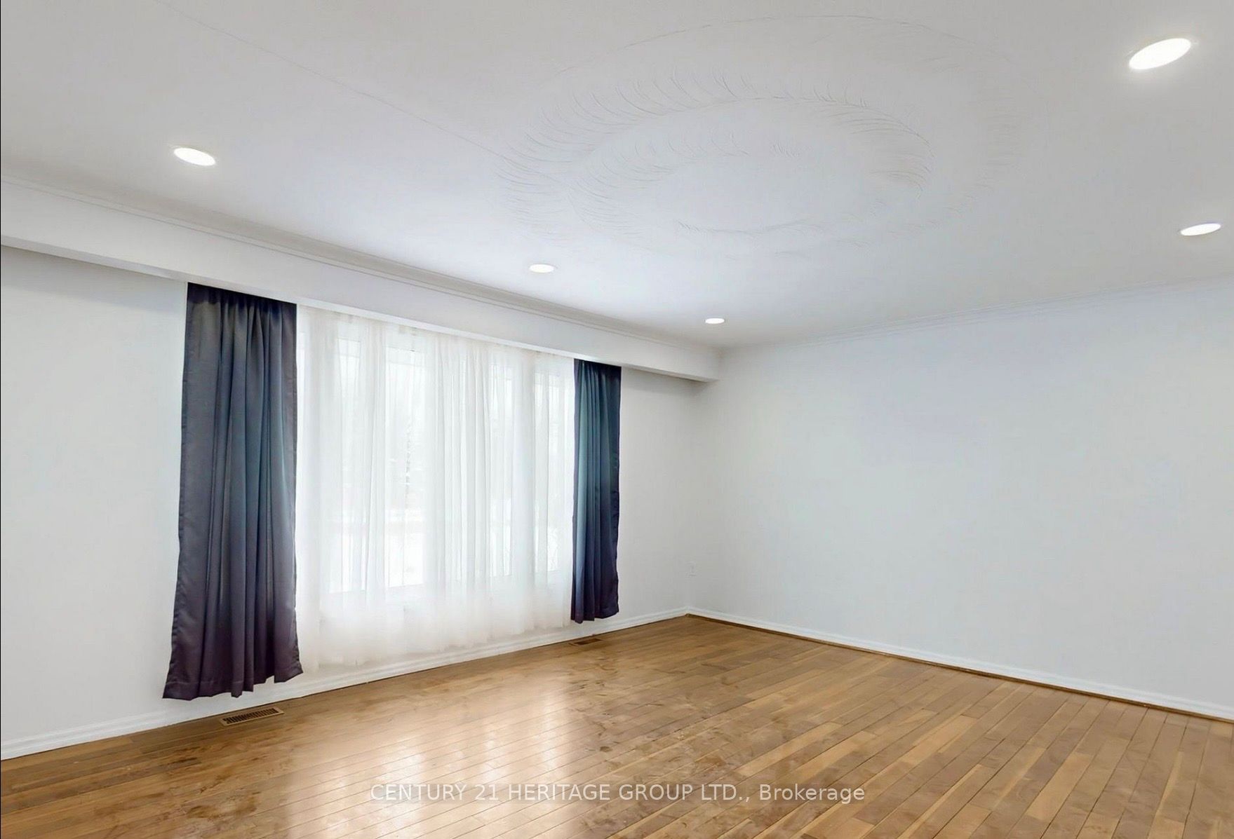 20015 Bathurst Street Property Photo 6