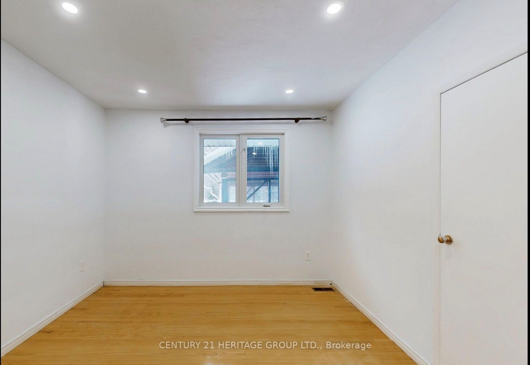 20015 Bathurst Street Property Photo 9