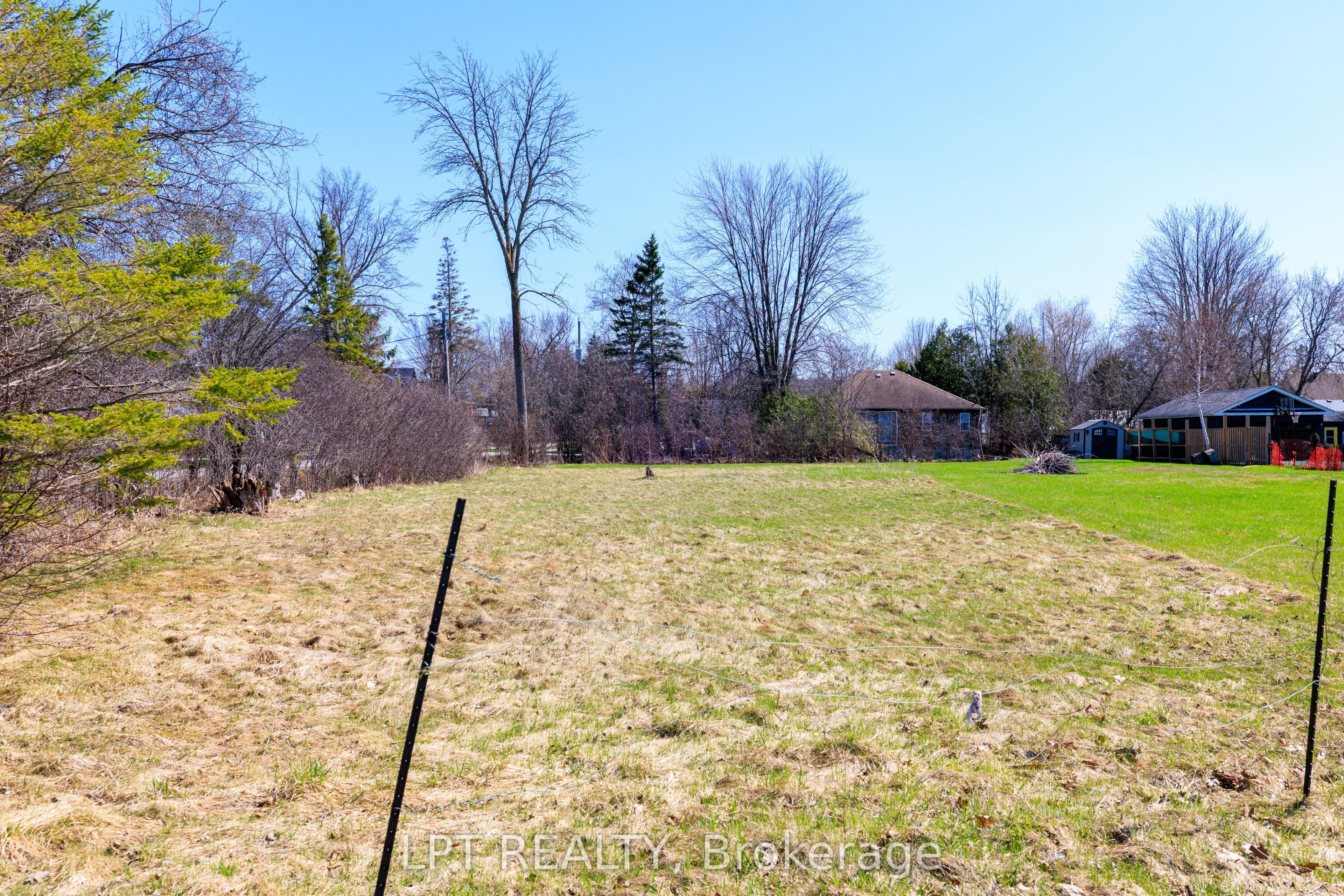 417 Lake Drive E Property Photo 8