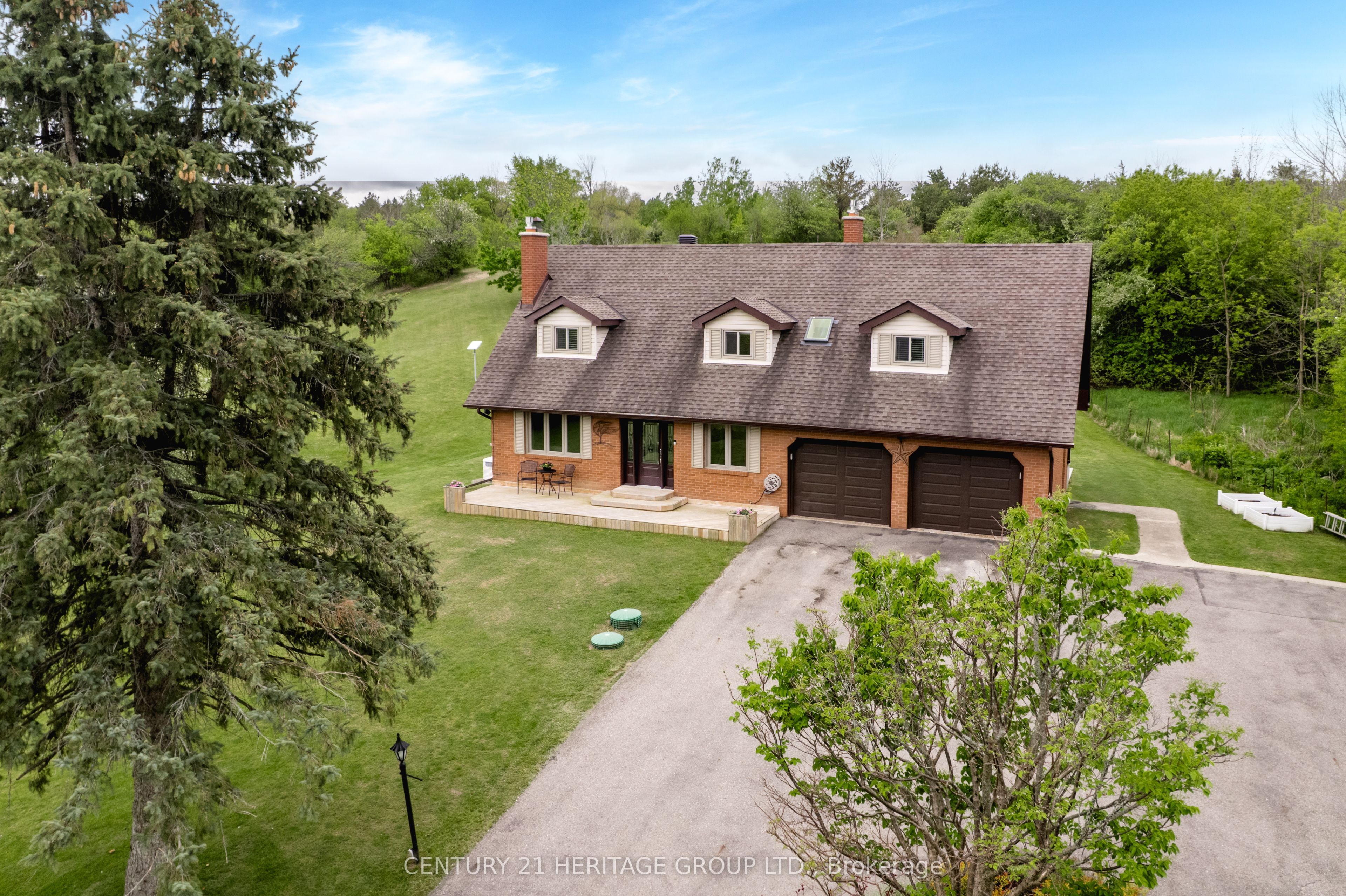 5827 7th Line Property Photo 2