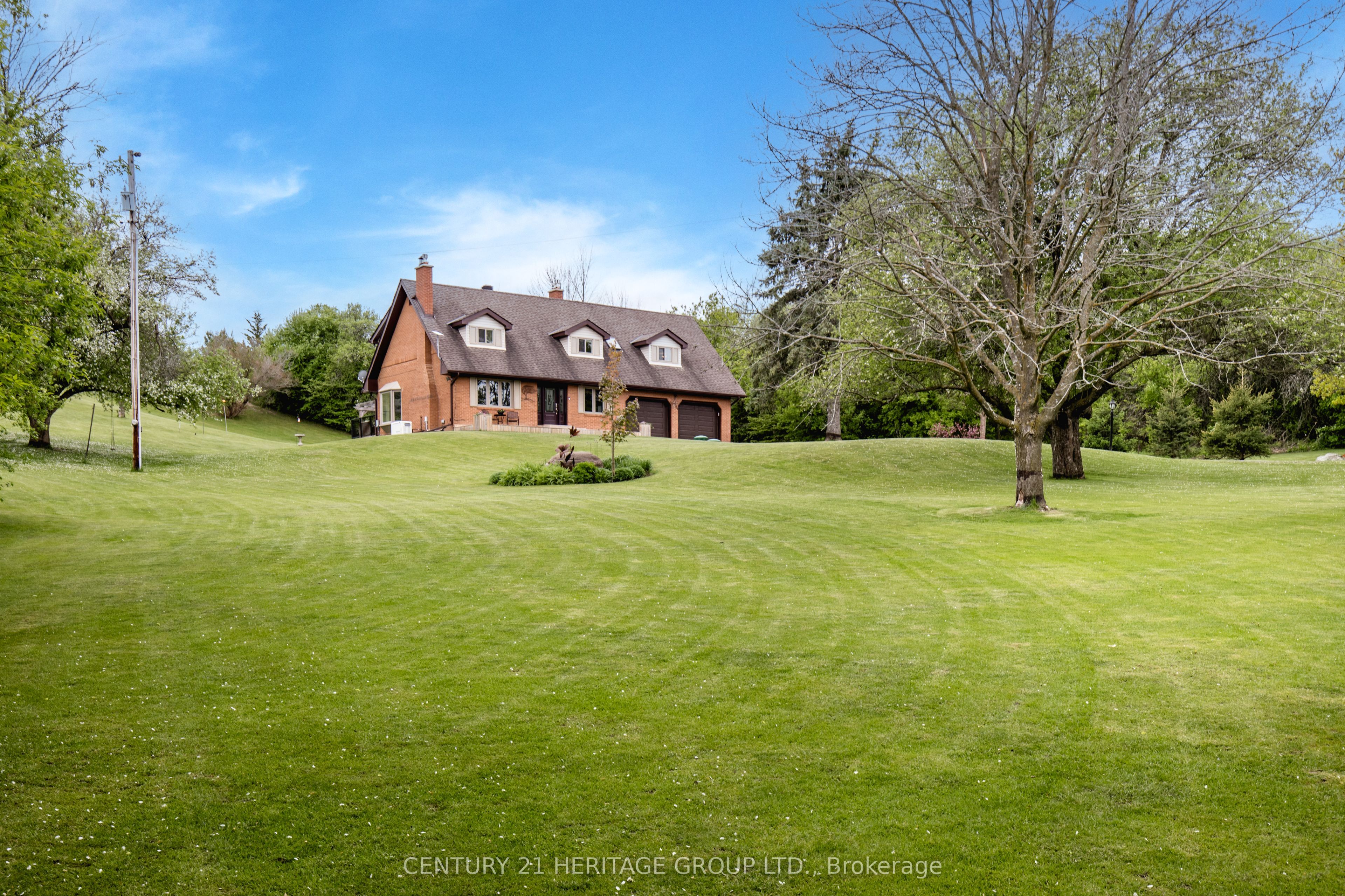 5827 7th Line Property Photo 3