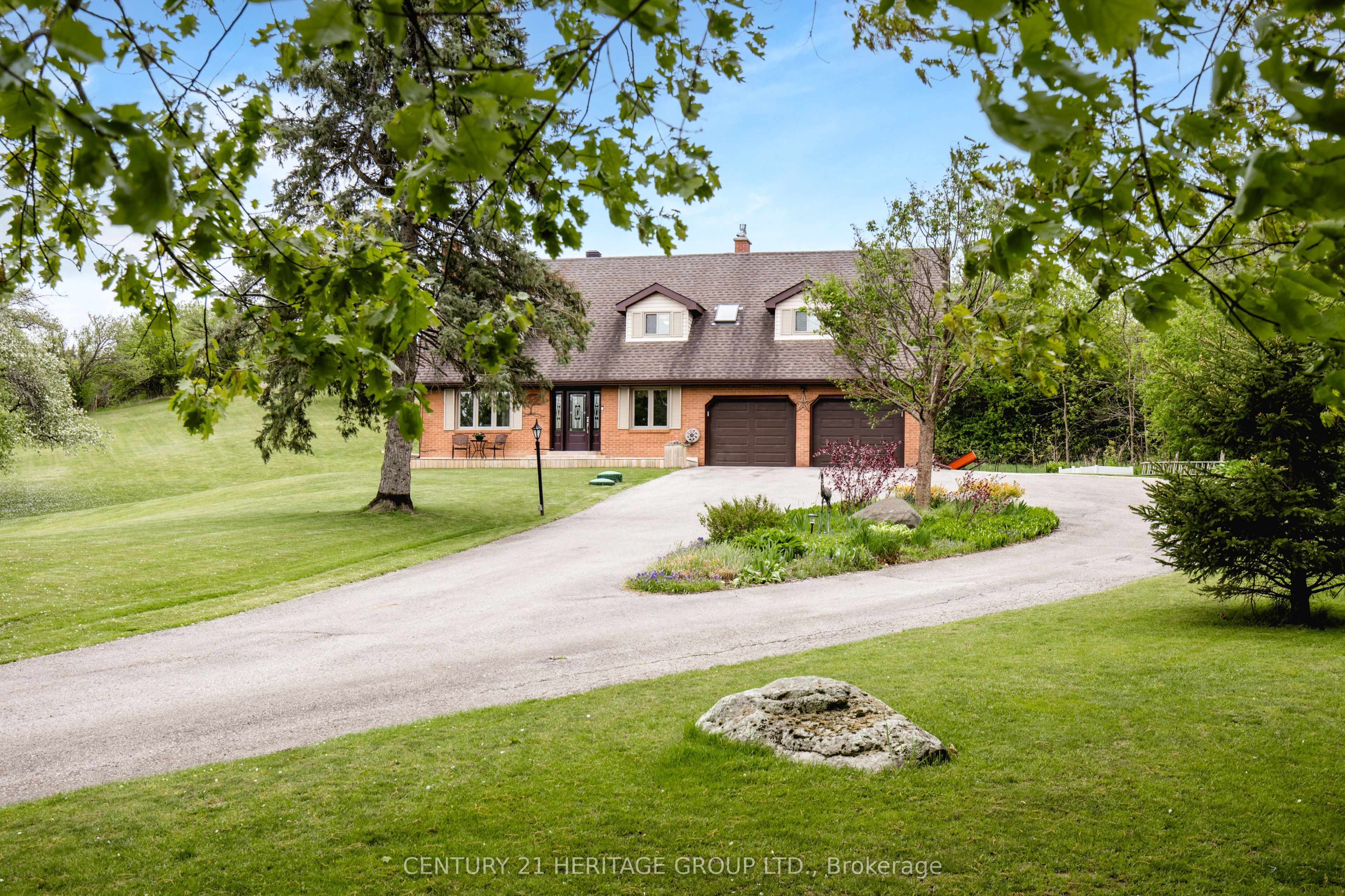 5827 7th Line Property Photo 4