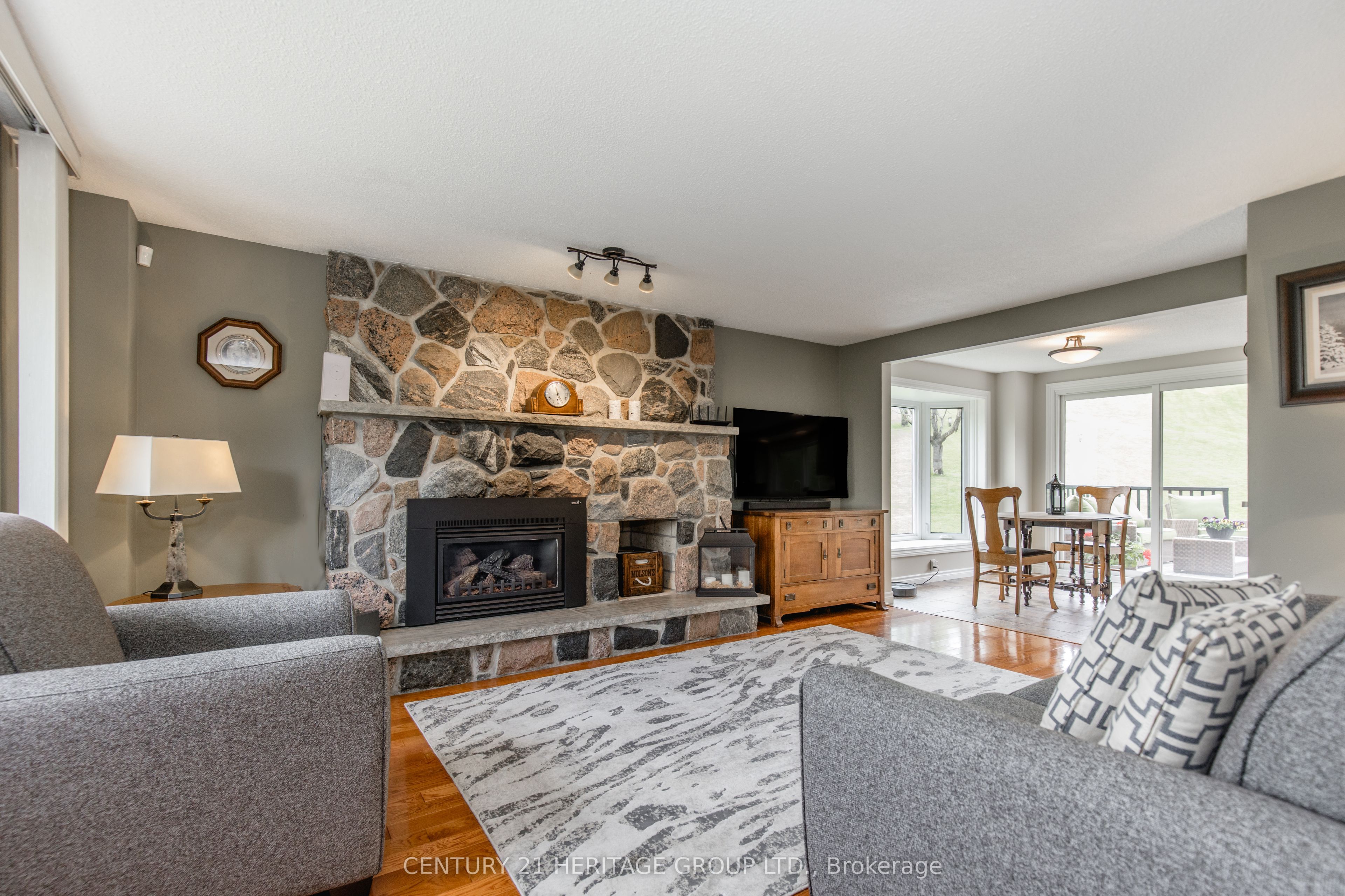 5827 7th Line Property Photo 8