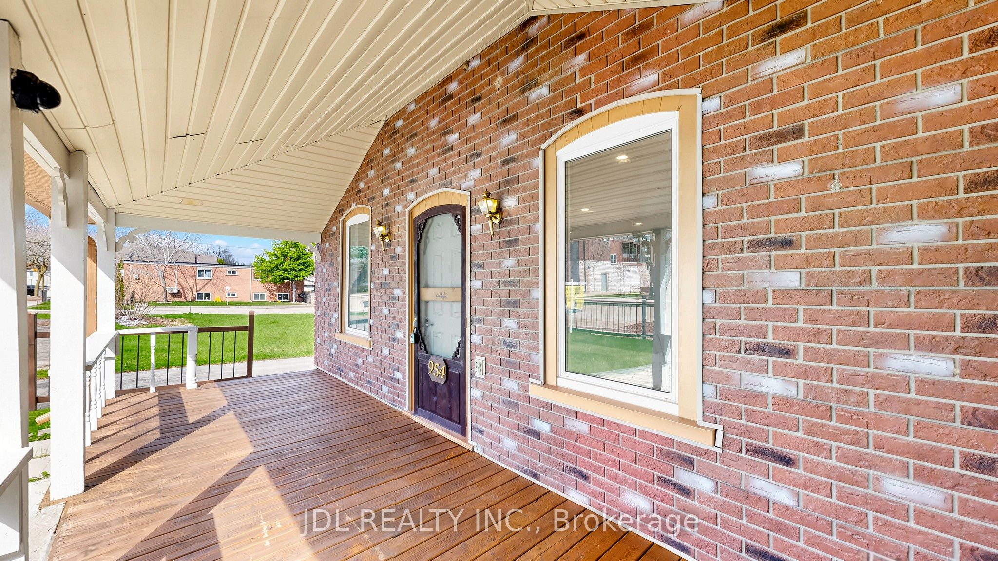 956 Lake Drive E Property Photo 6
