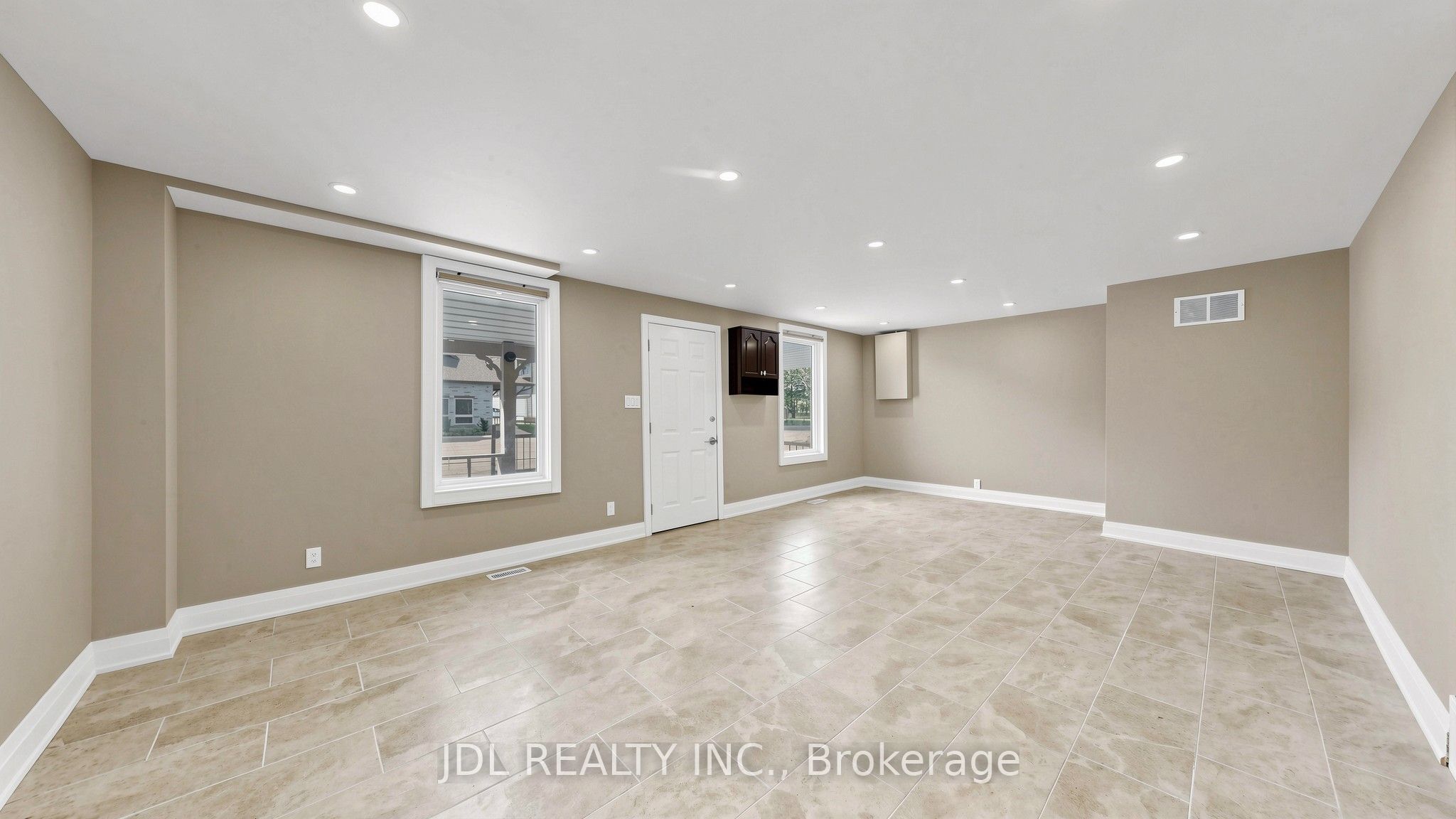 956 Lake Drive E Property Photo 9