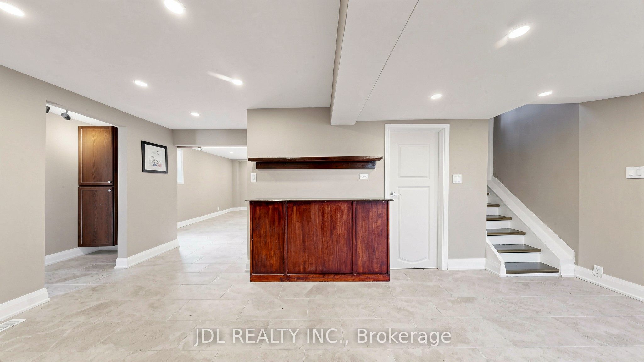 956 Lake Drive E Property Photo 10
