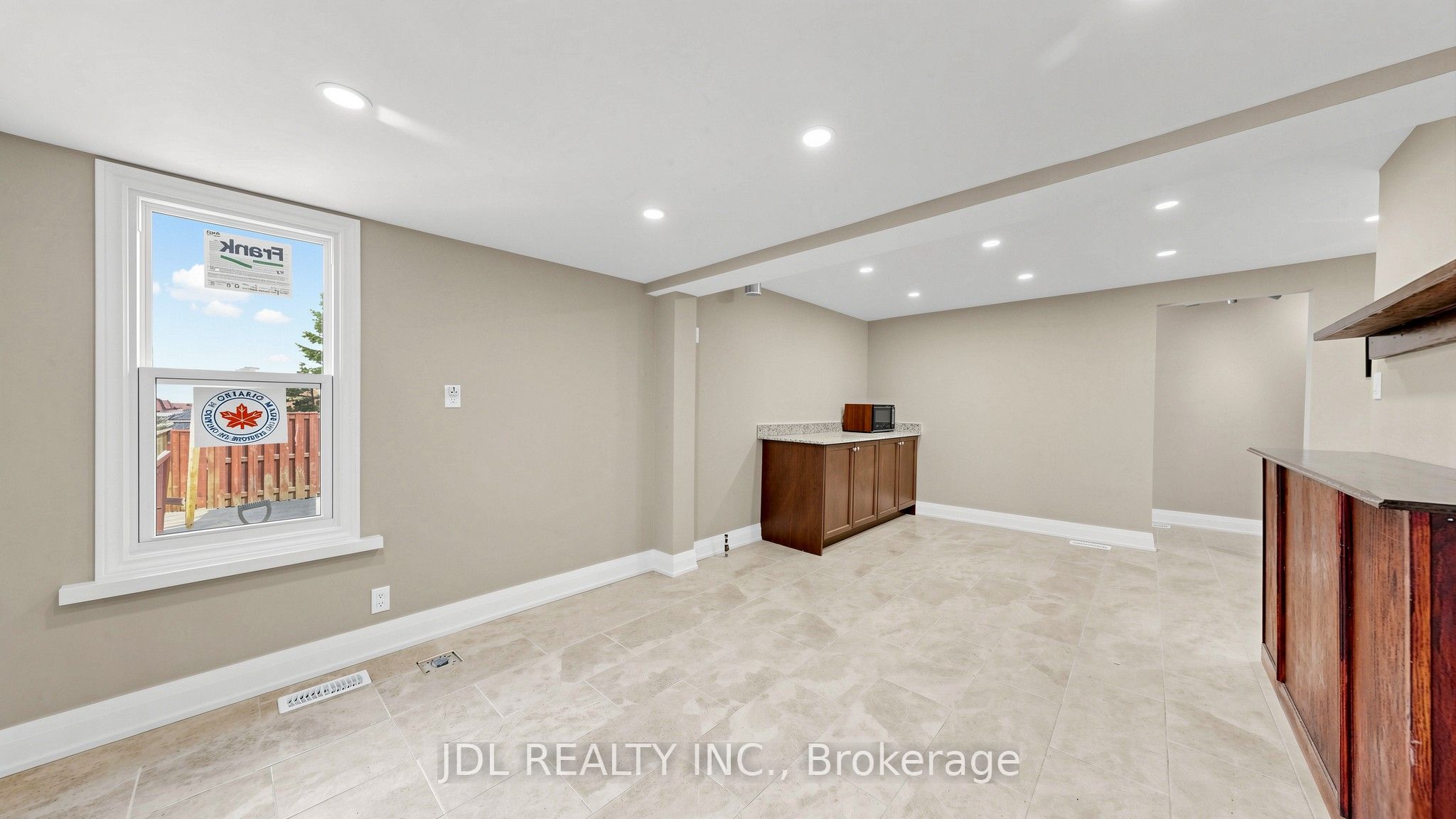 956 Lake Drive E Property Photo 11