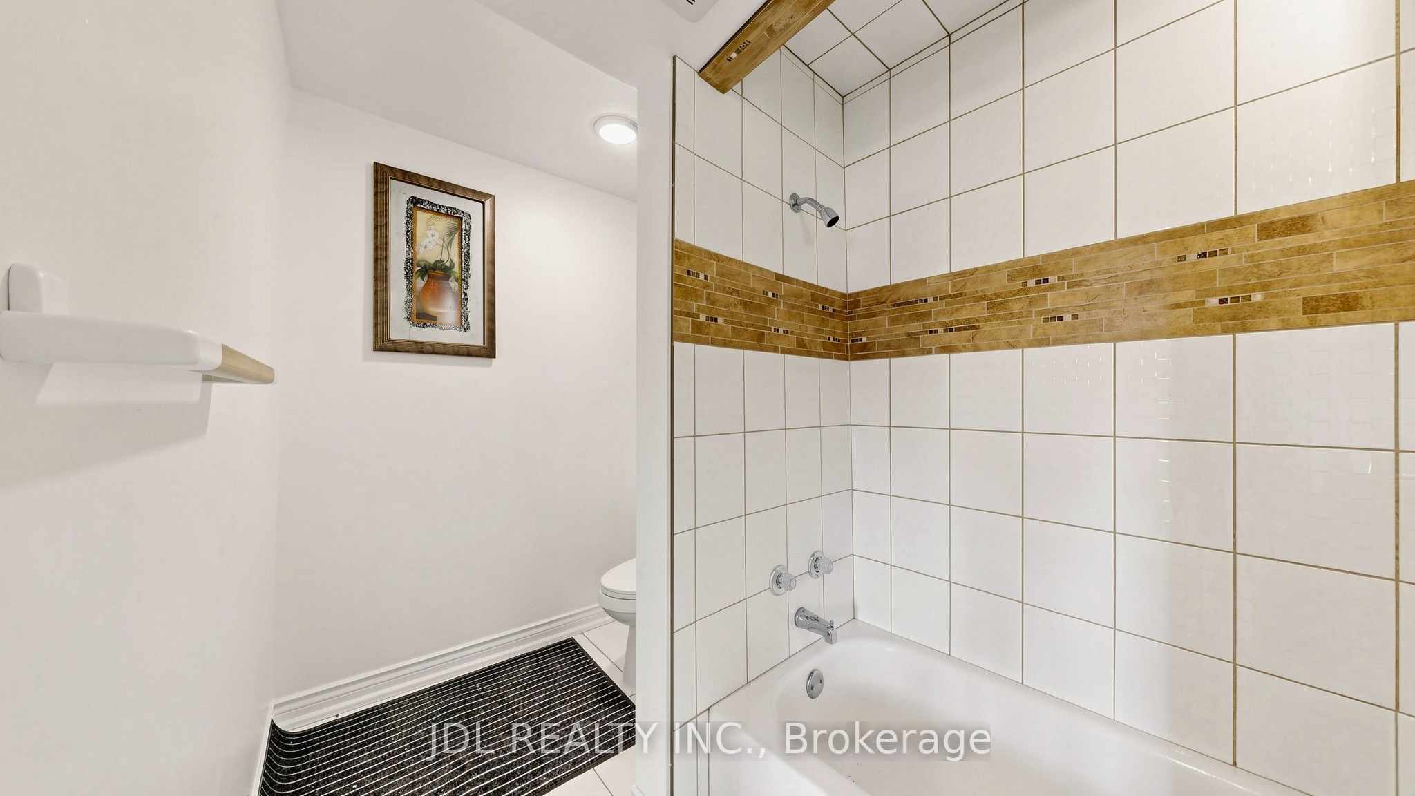 956 Lake Drive E Property Photo 12