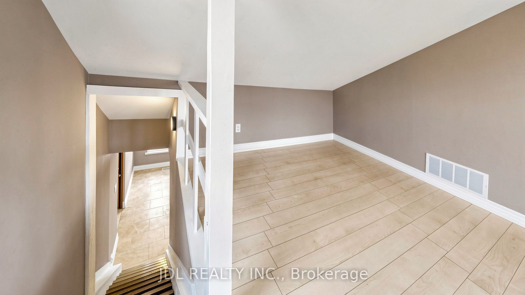 956 Lake Drive E Property Photo 13