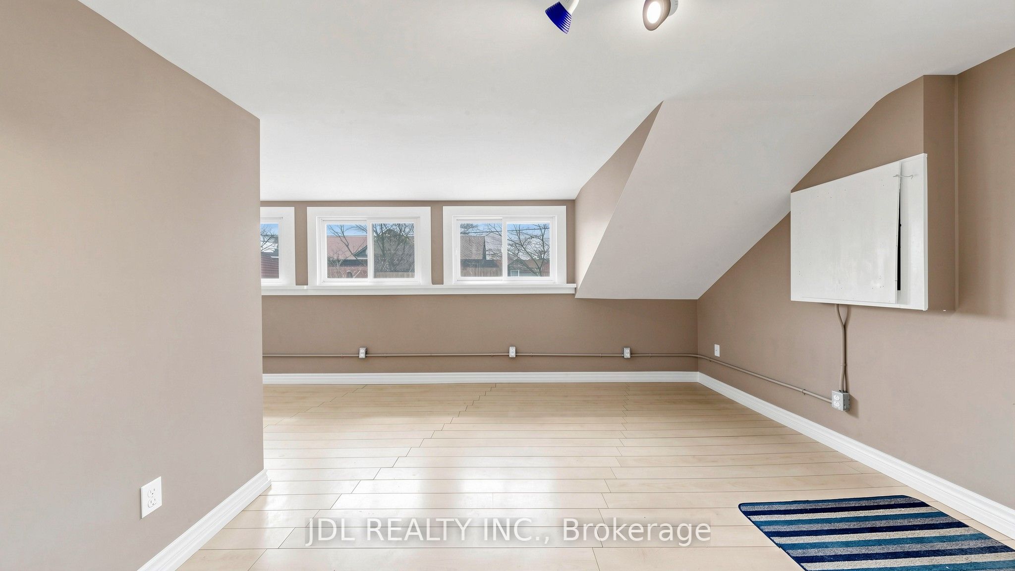 956 Lake Drive E Property Photo 14