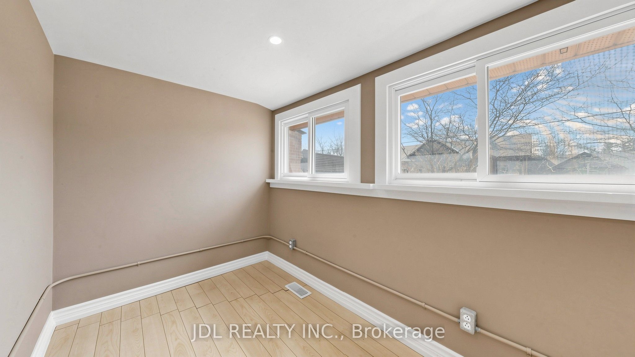 956 Lake Drive E Property Photo 15