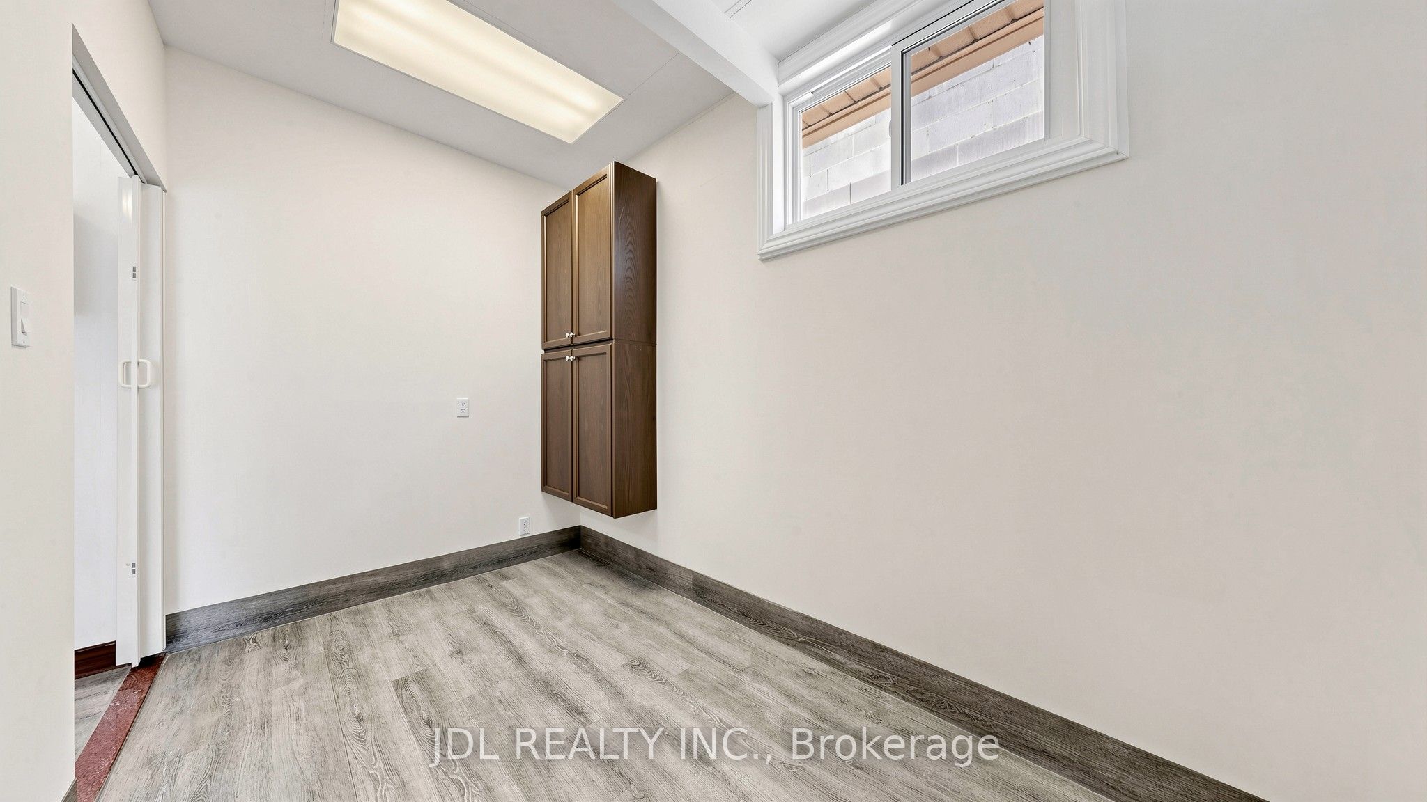 956 Lake Drive E Property Photo 24