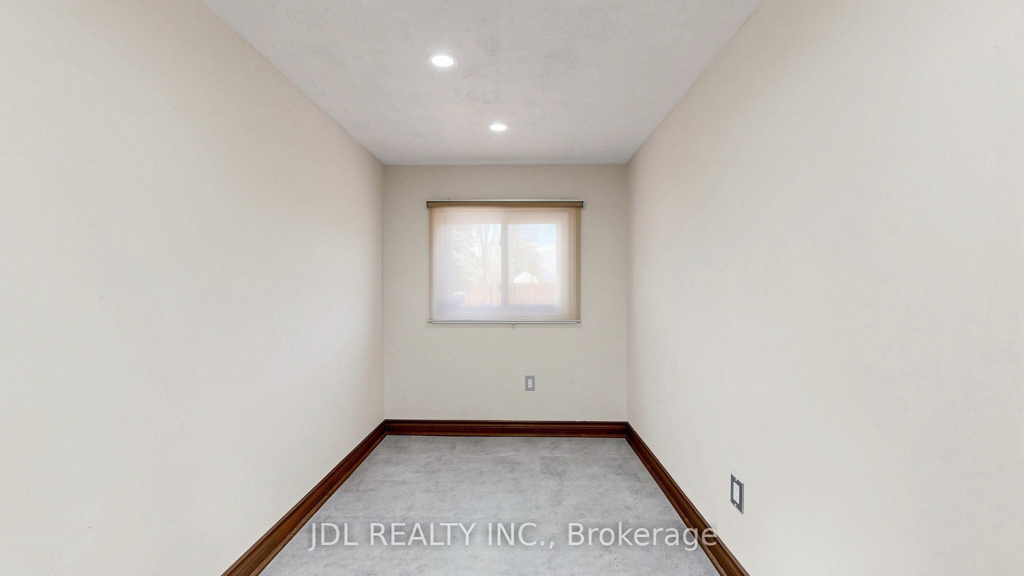 956 Lake Drive E Property Photo 27