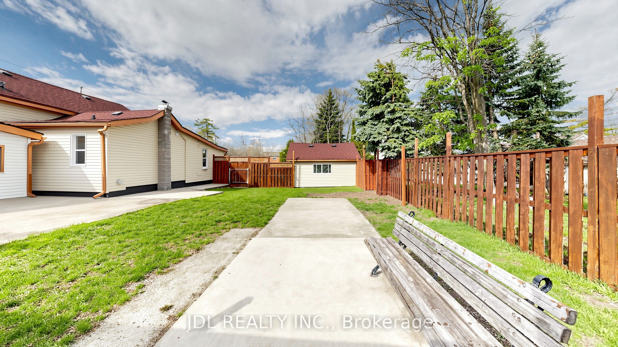 956 Lake Drive E Property Photo 29