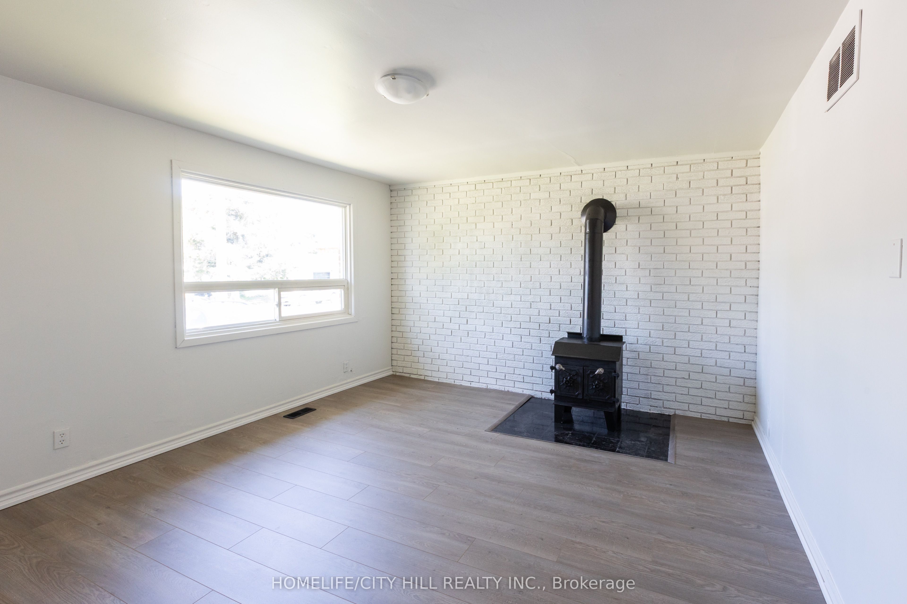 347 Hollywood Drive Property Photo 4