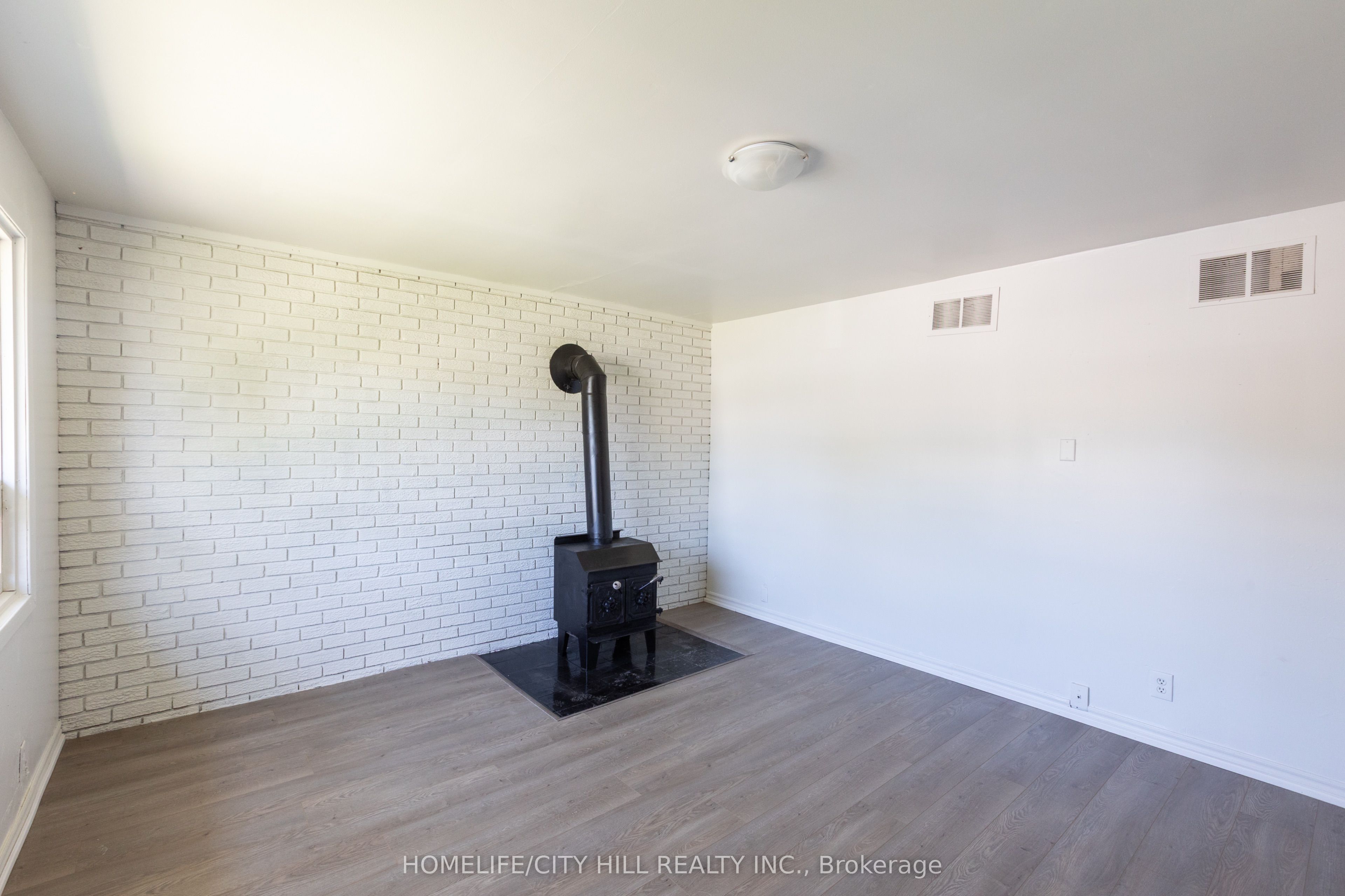 347 Hollywood Drive Property Photo 5