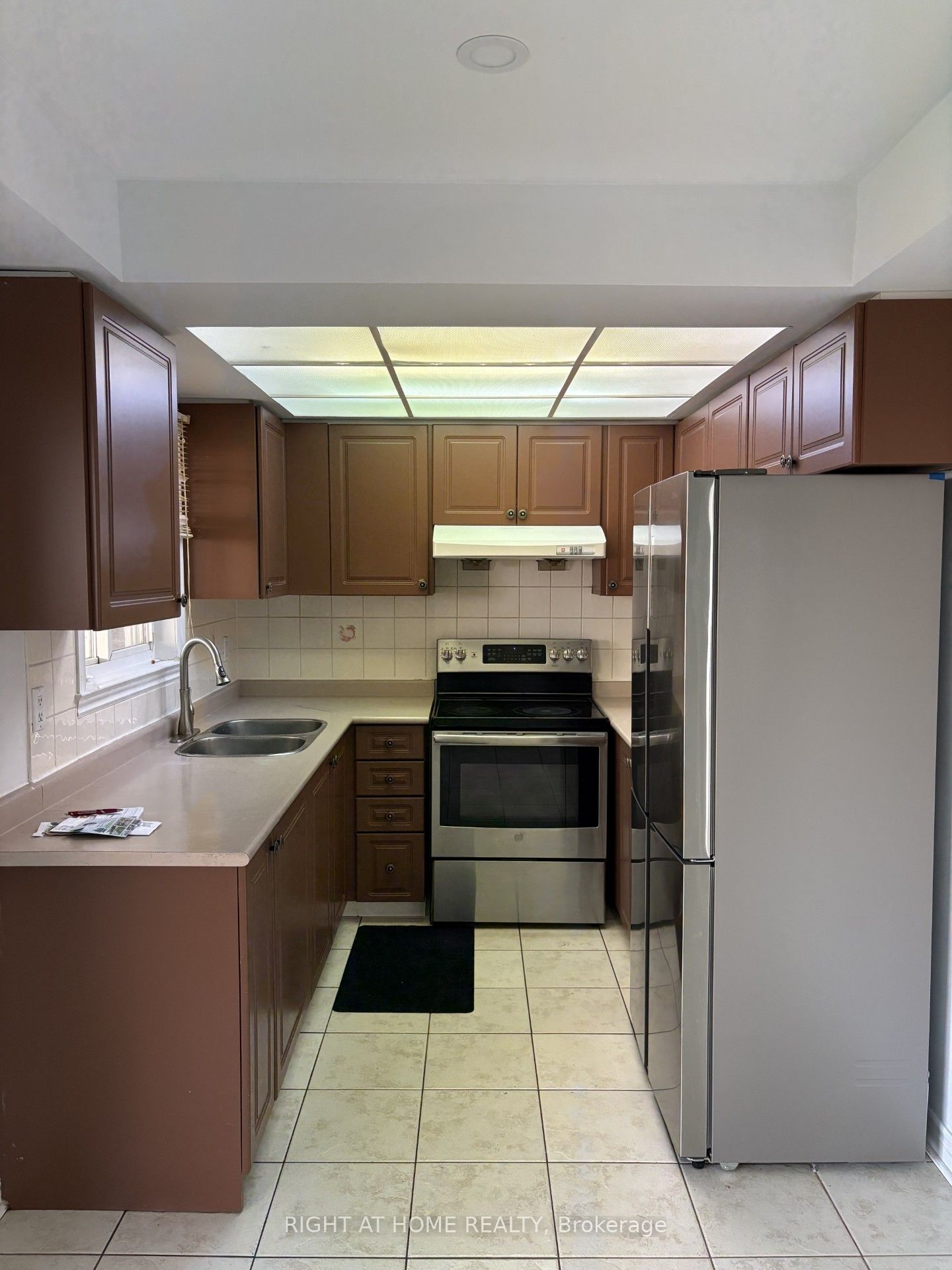 48 Grand Valley Boulevard Property Photo 4