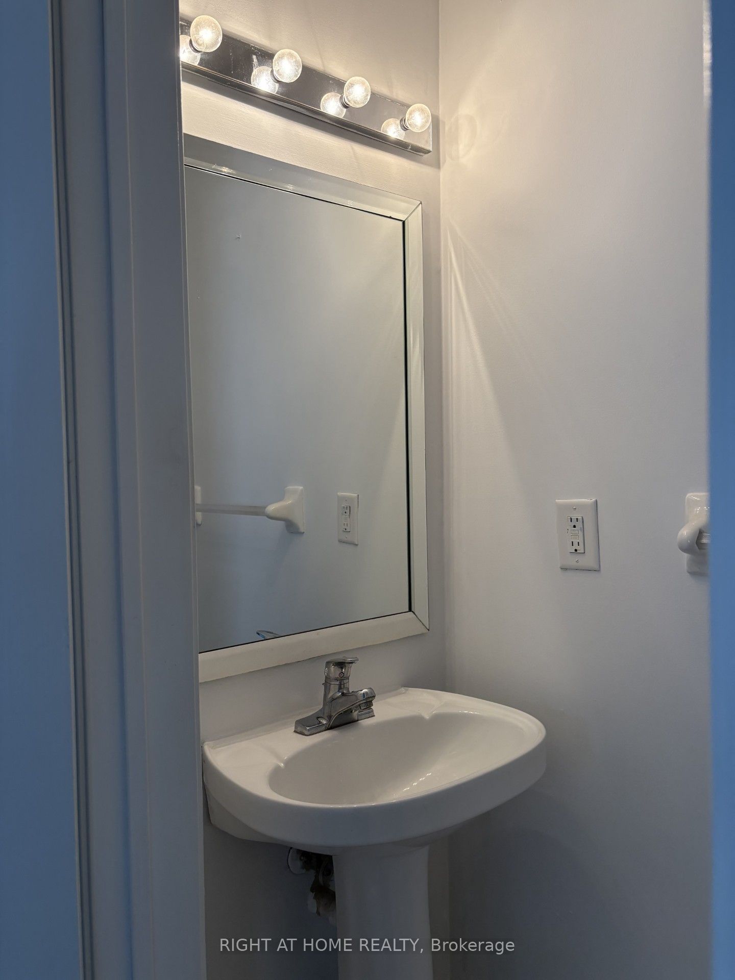 48 Grand Valley Boulevard Property Photo 8