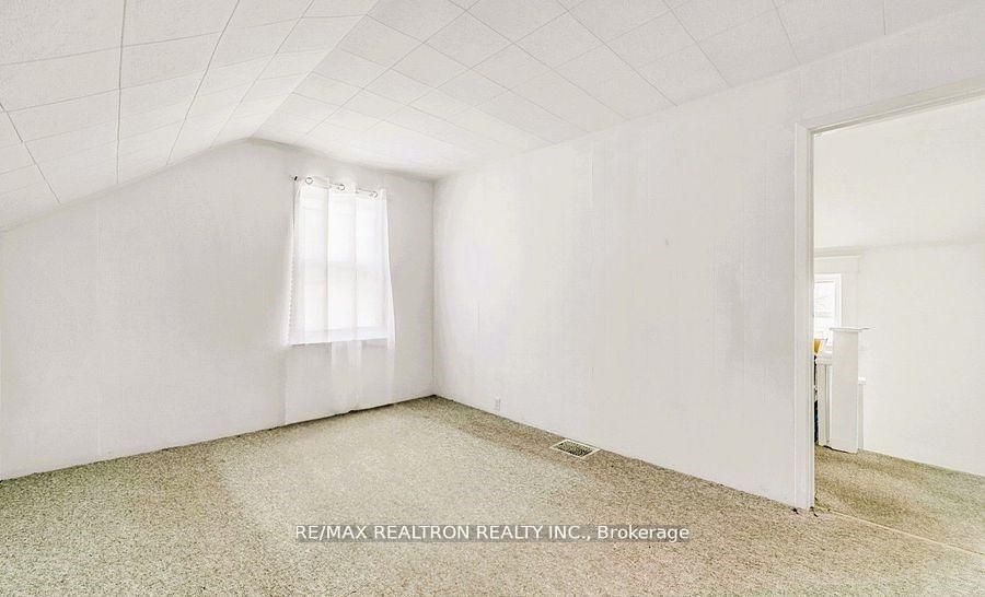 16958 Bayview Avenue Property Photo 4
