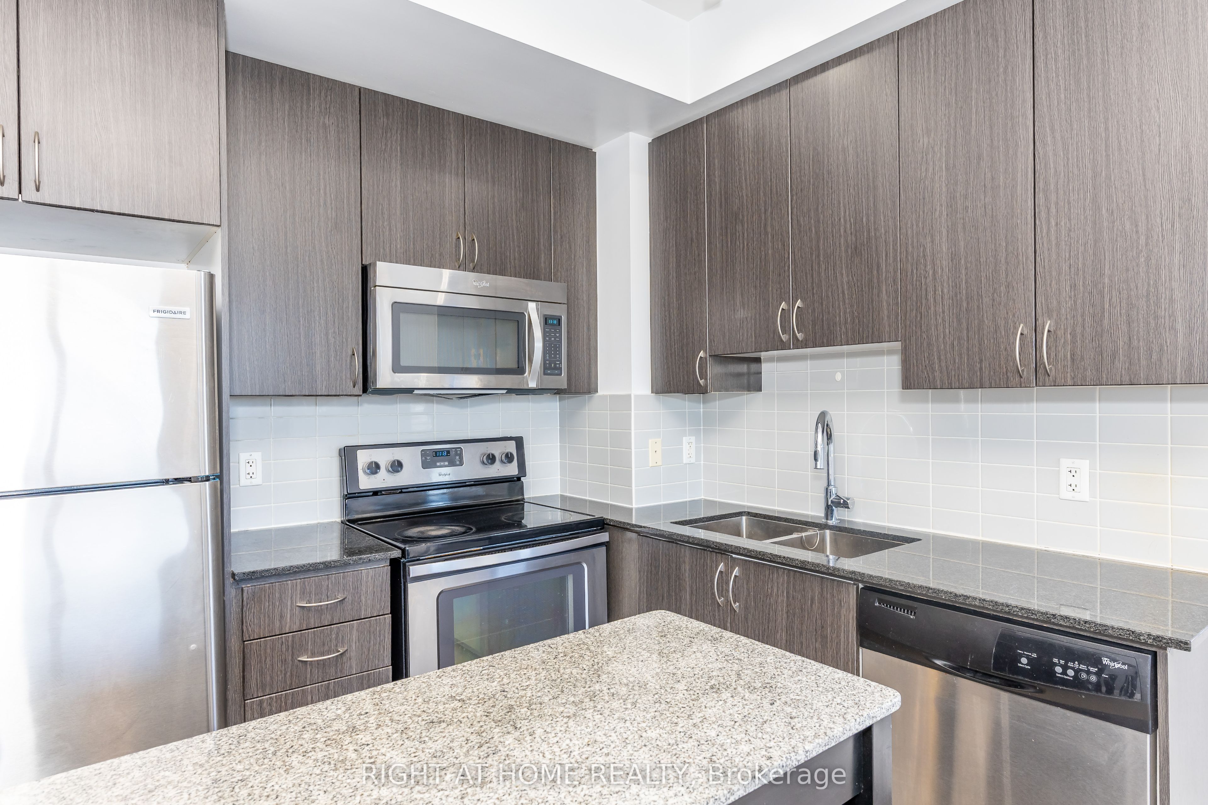 370 Highway 7 E 1021 Property Photo 16