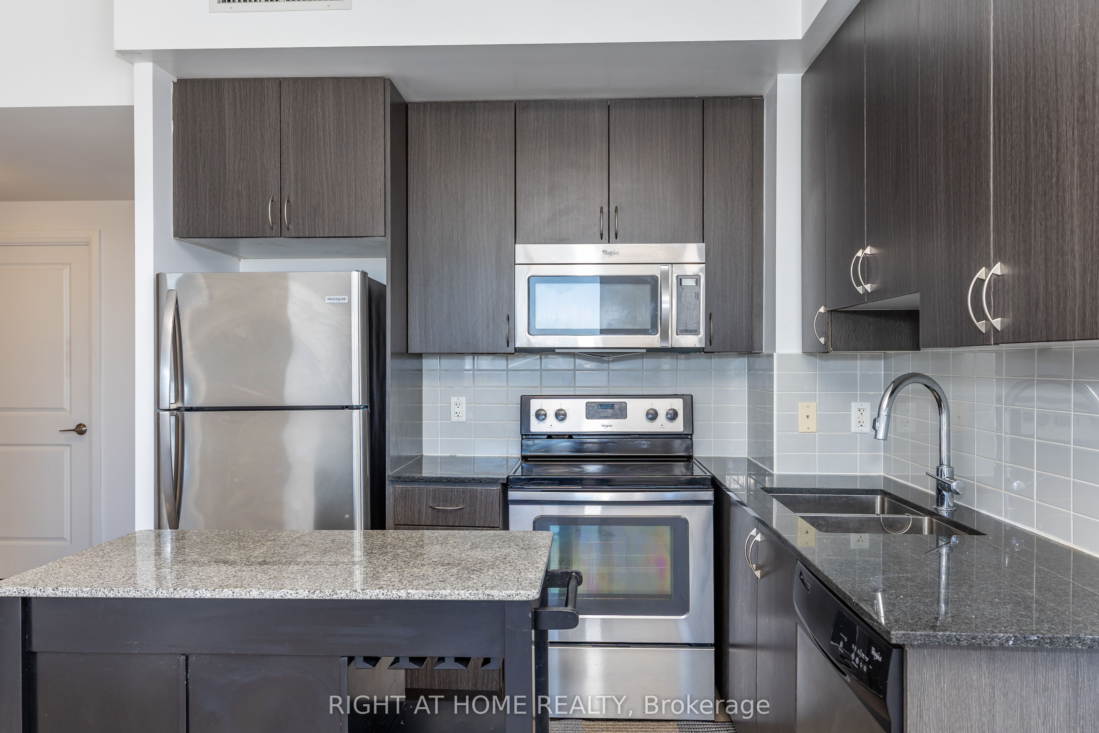 370 Highway 7 E 1021 Property Photo 17