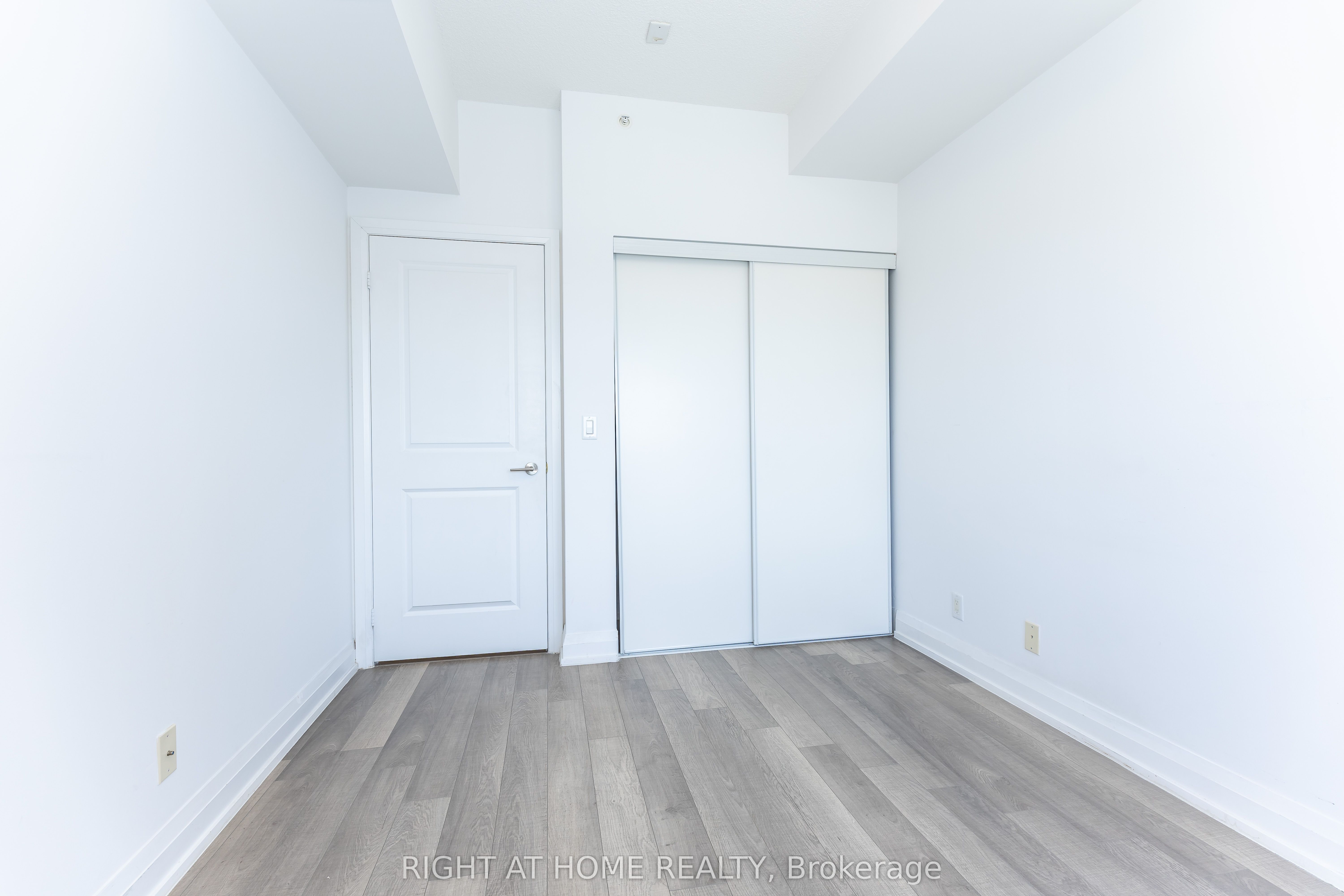 370 Highway 7 E 1021 Property Photo 28