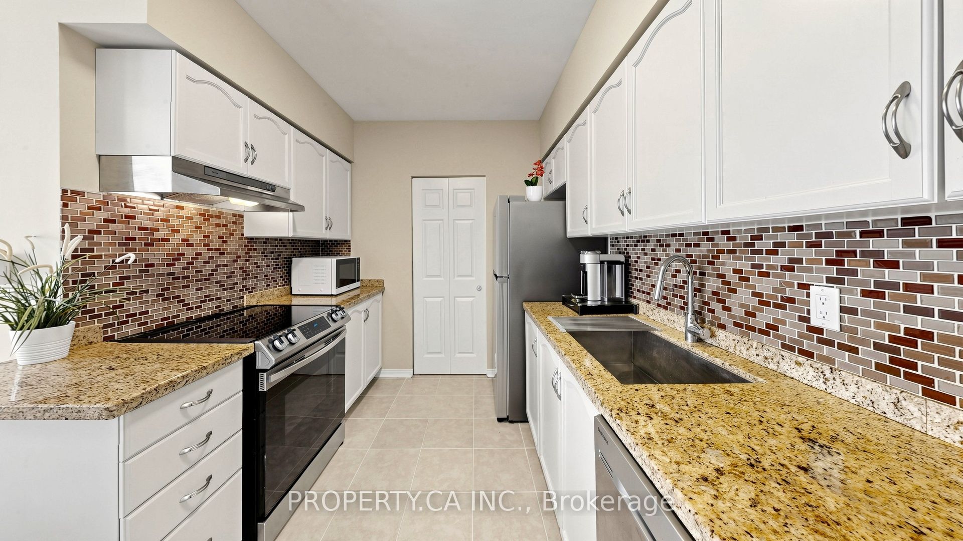 7398 Yonge Street 107 Property Photo 12