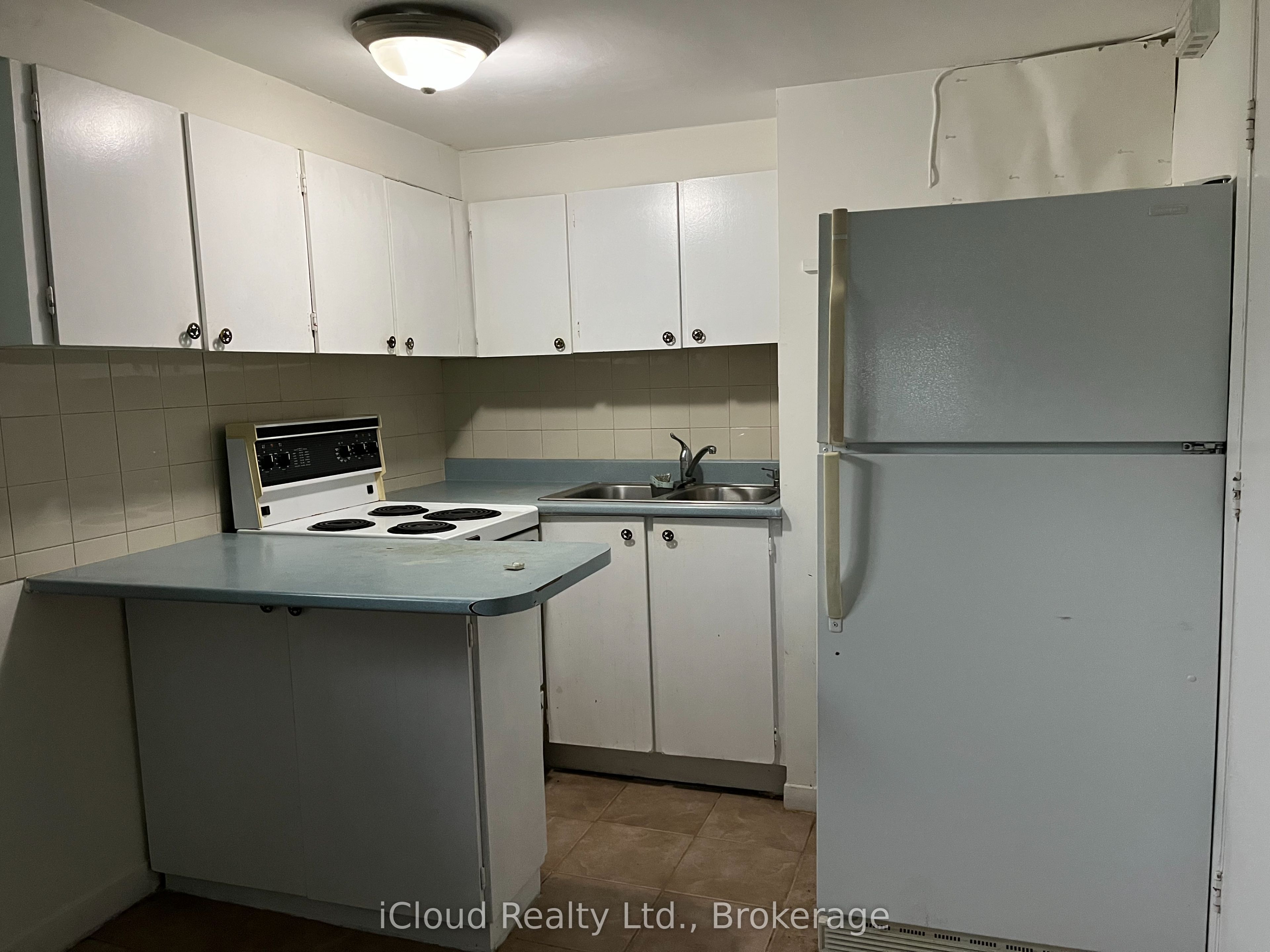 104 E Steeles Avenue E A (lower Level) Property Photo 6