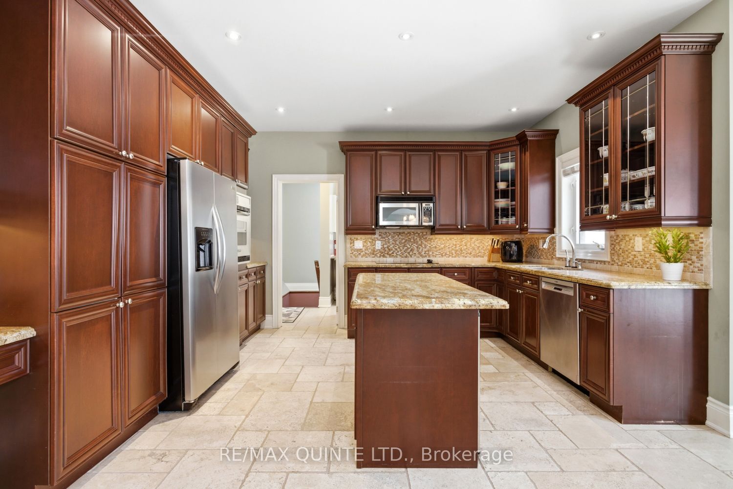 2 Treeview Avenue Property Photo 10