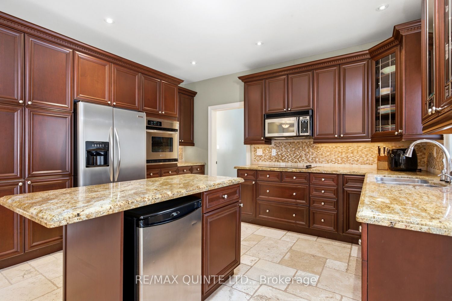 2 Treeview Avenue Property Photo 11
