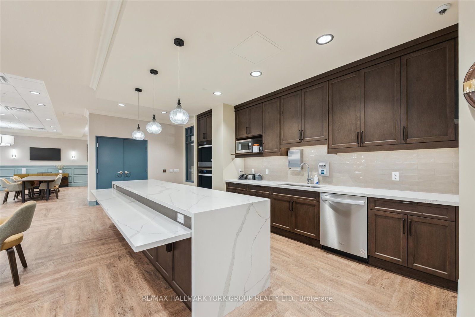 460 William Graham Drive 402 Property Photo 34