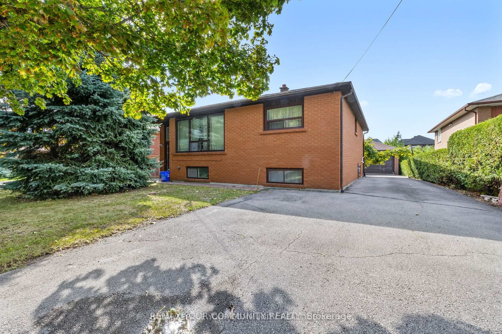221 Elgin Mills Road W Property Photo 1