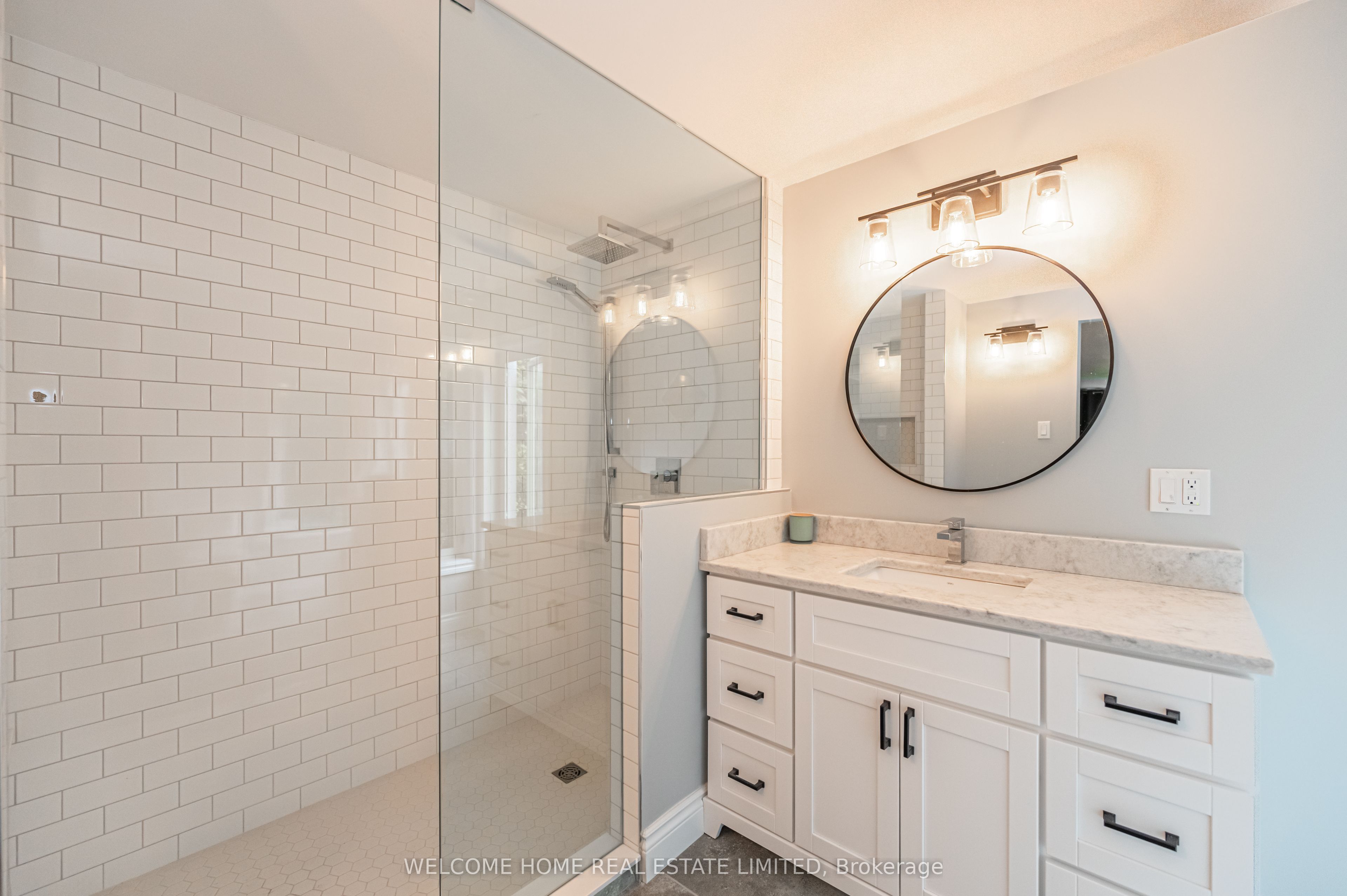 8071 4th Line Property Photo 11