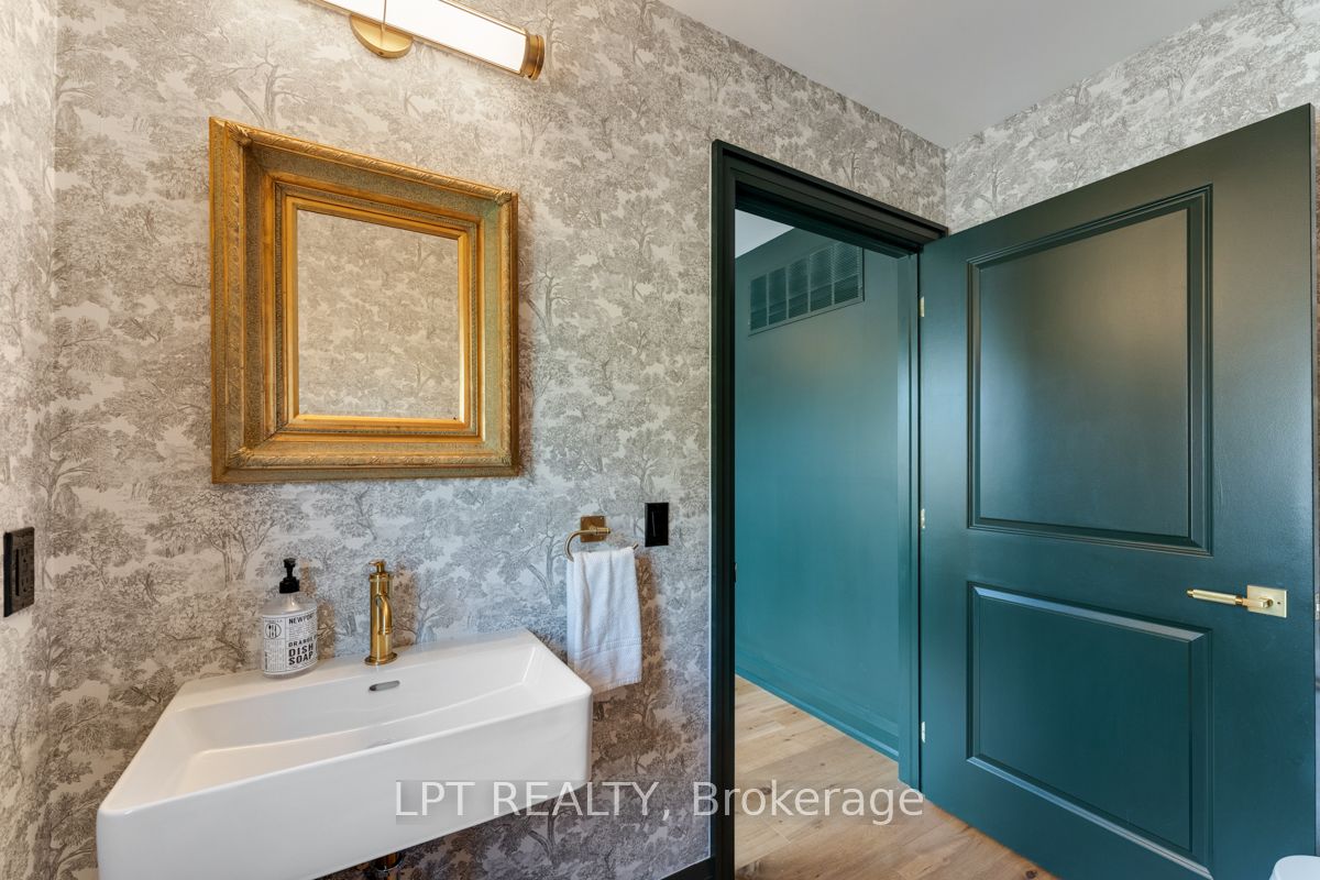 944 Lake Drive E Property Photo 13