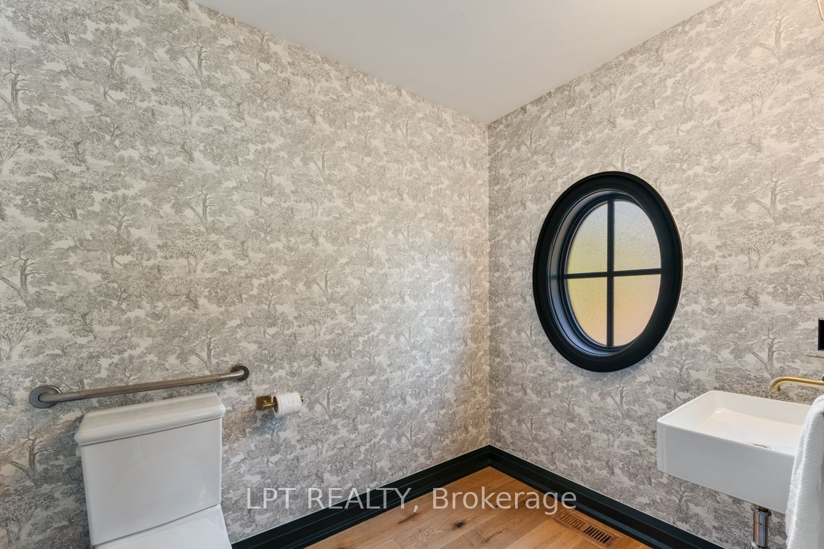 944 Lake Drive E Property Photo 14