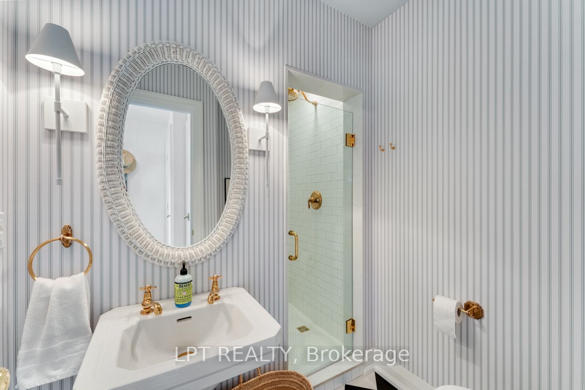 944 Lake Drive E Property Photo 15