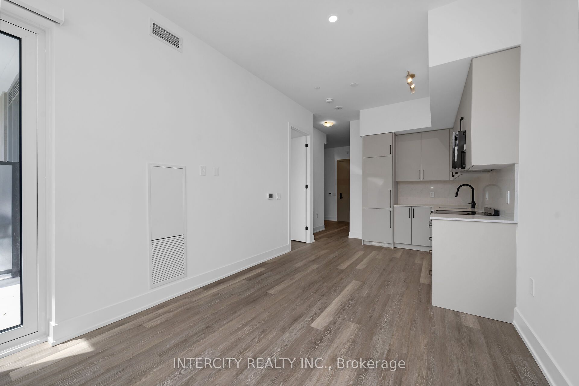 2075 King Road 105 Property Photo 15
