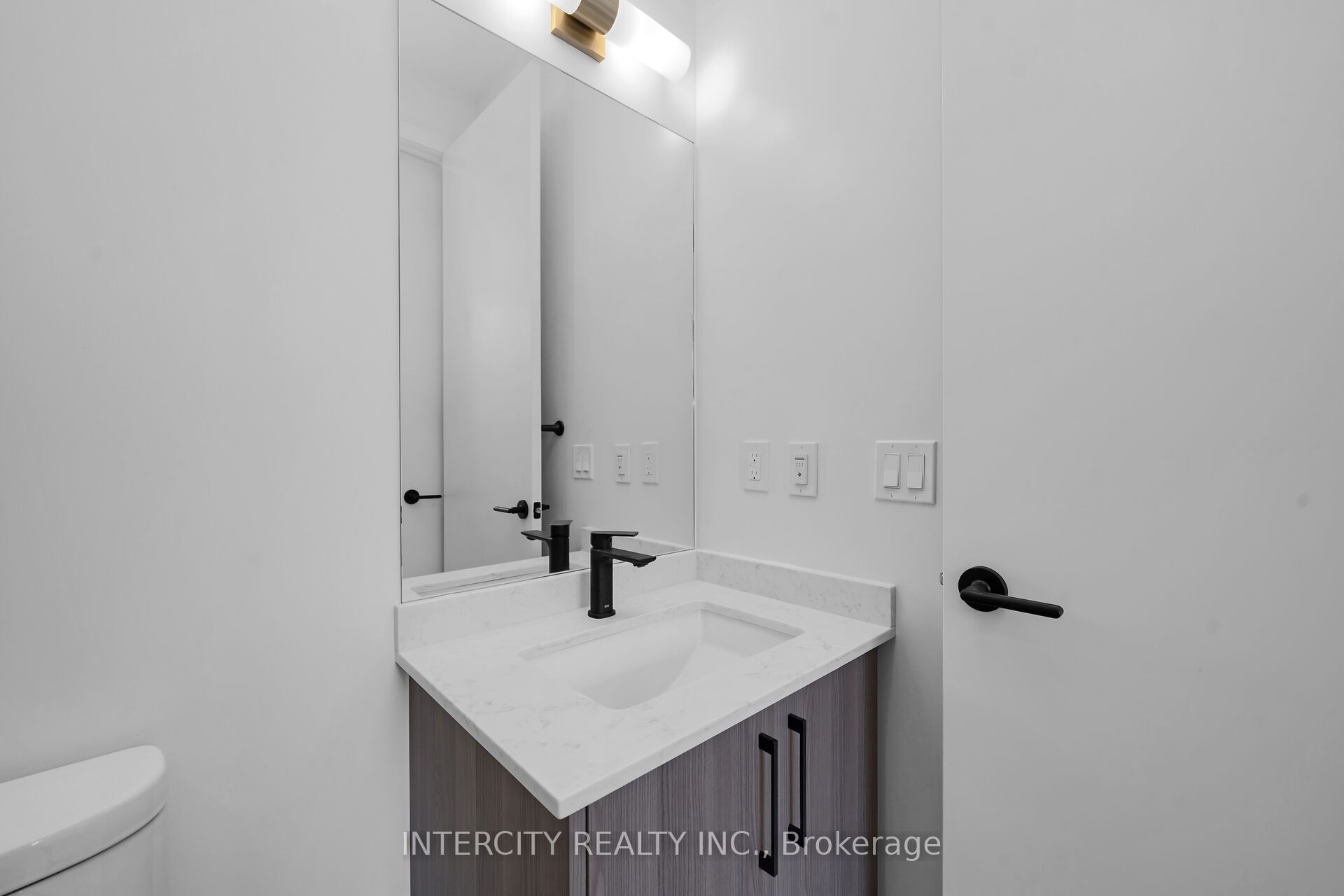 2075 King Road 105 Property Photo 23
