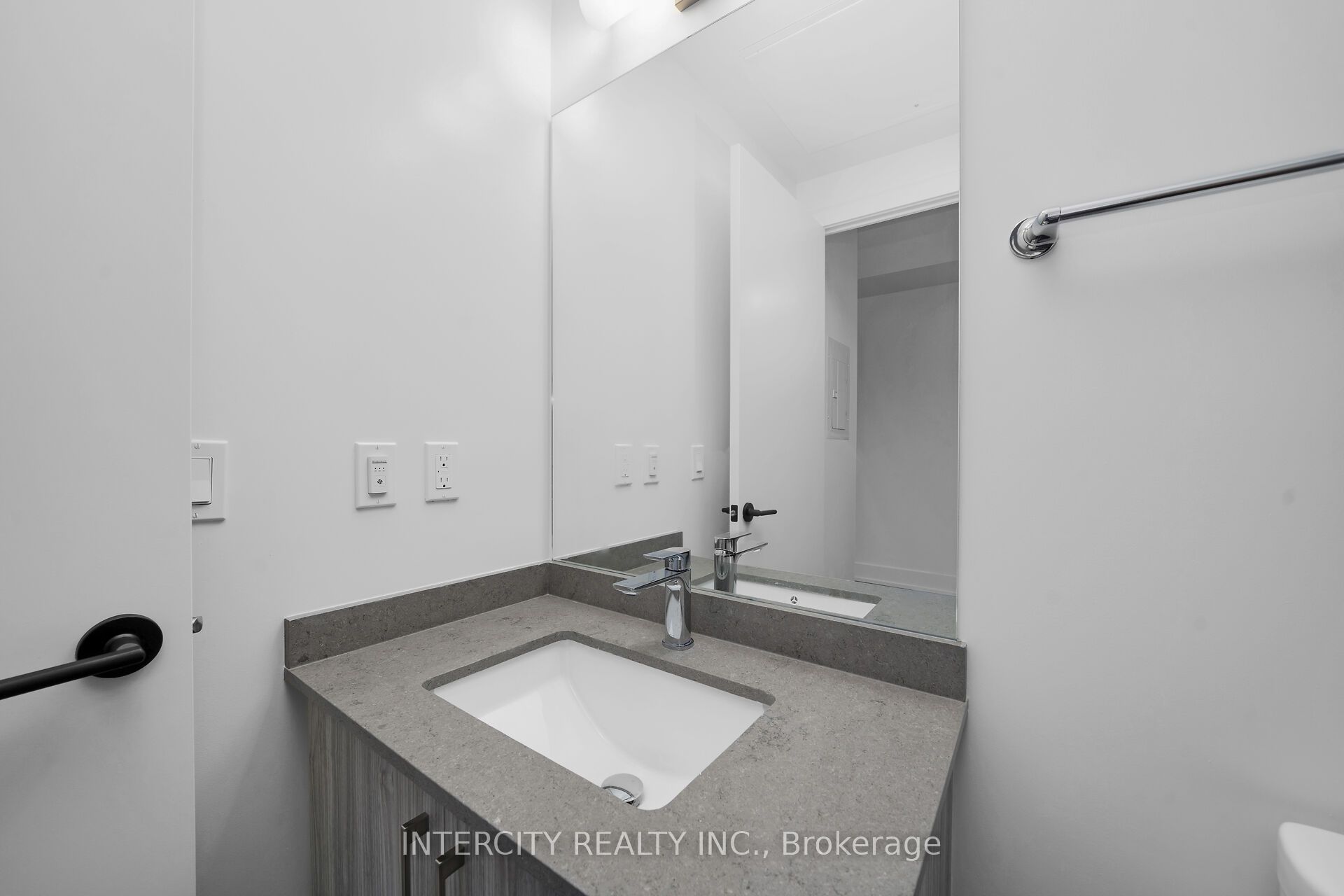 2075 King Road 215 Property Photo 22