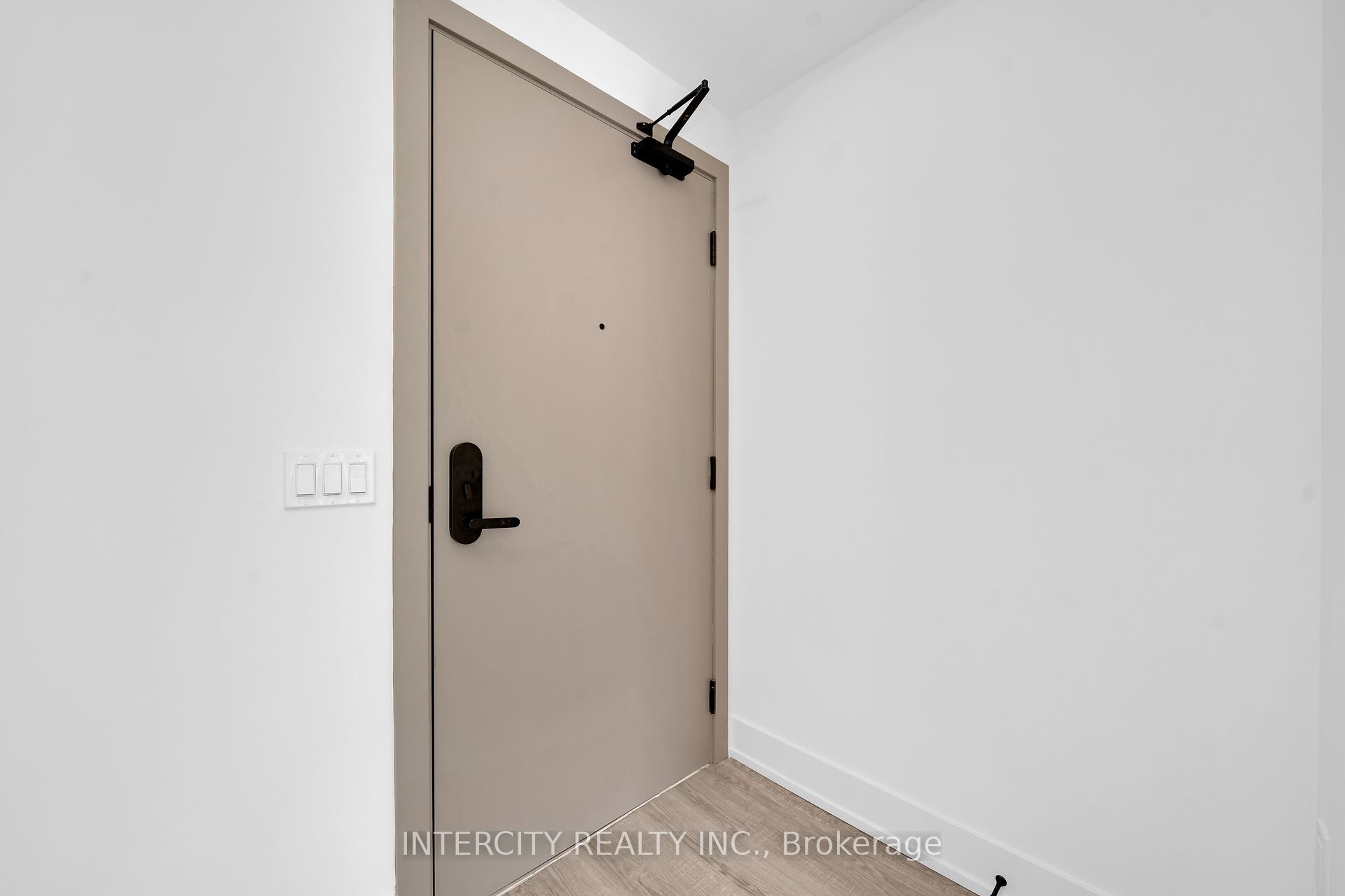2075 King Road 312 Property Photo 9